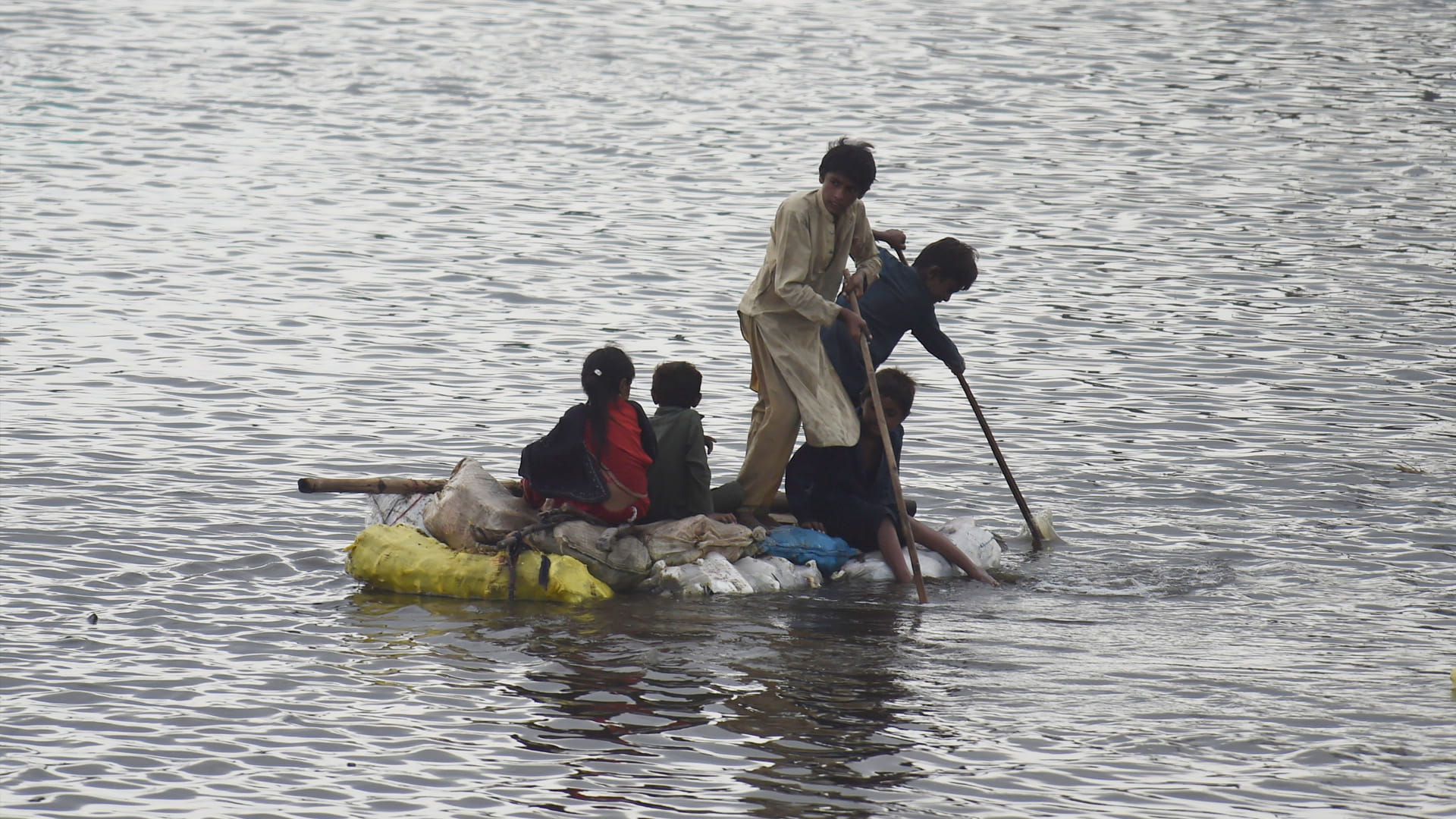 صورة بعنوان: إجلاء الآلاف في باكستان بعد أن صارت بيوتهم مهددة بسبب الفيضانات 
