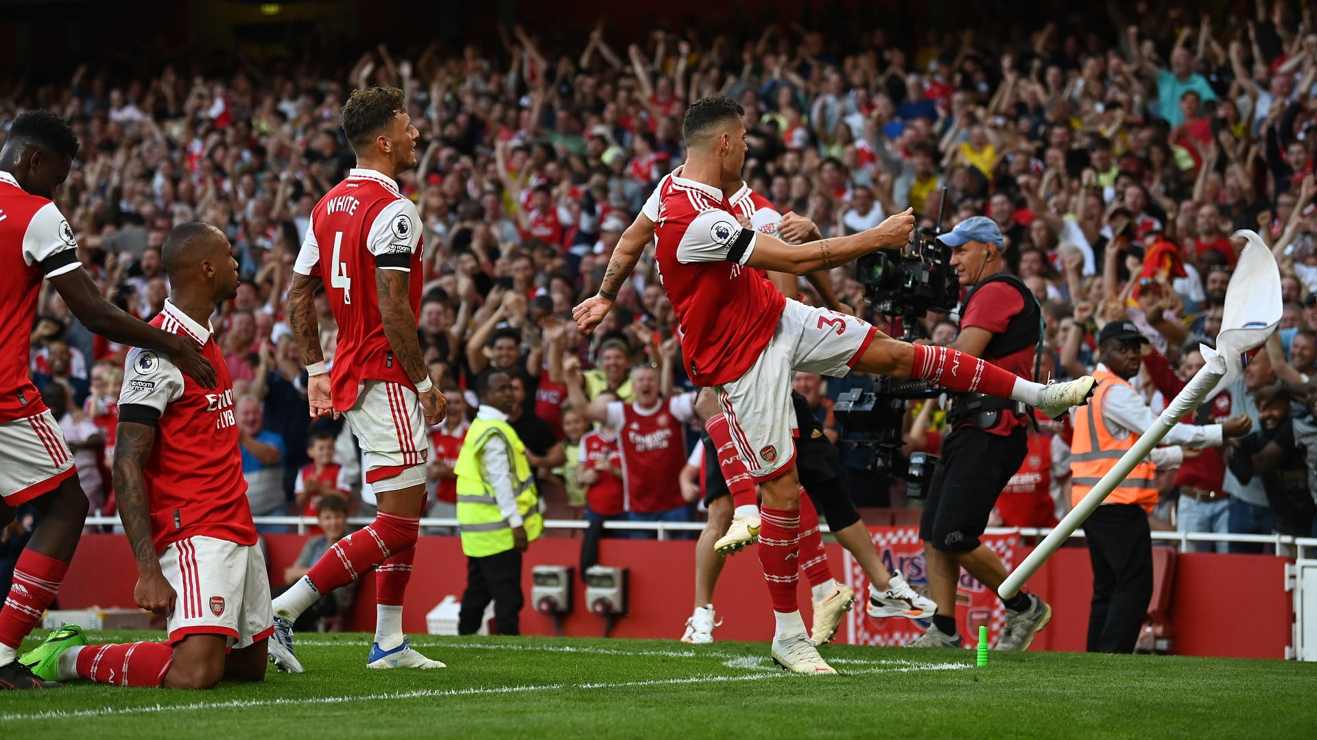 صورة بعنوان: أرسنال يحتفظ بصدارة الدوري الإنجليزي الممتاز  