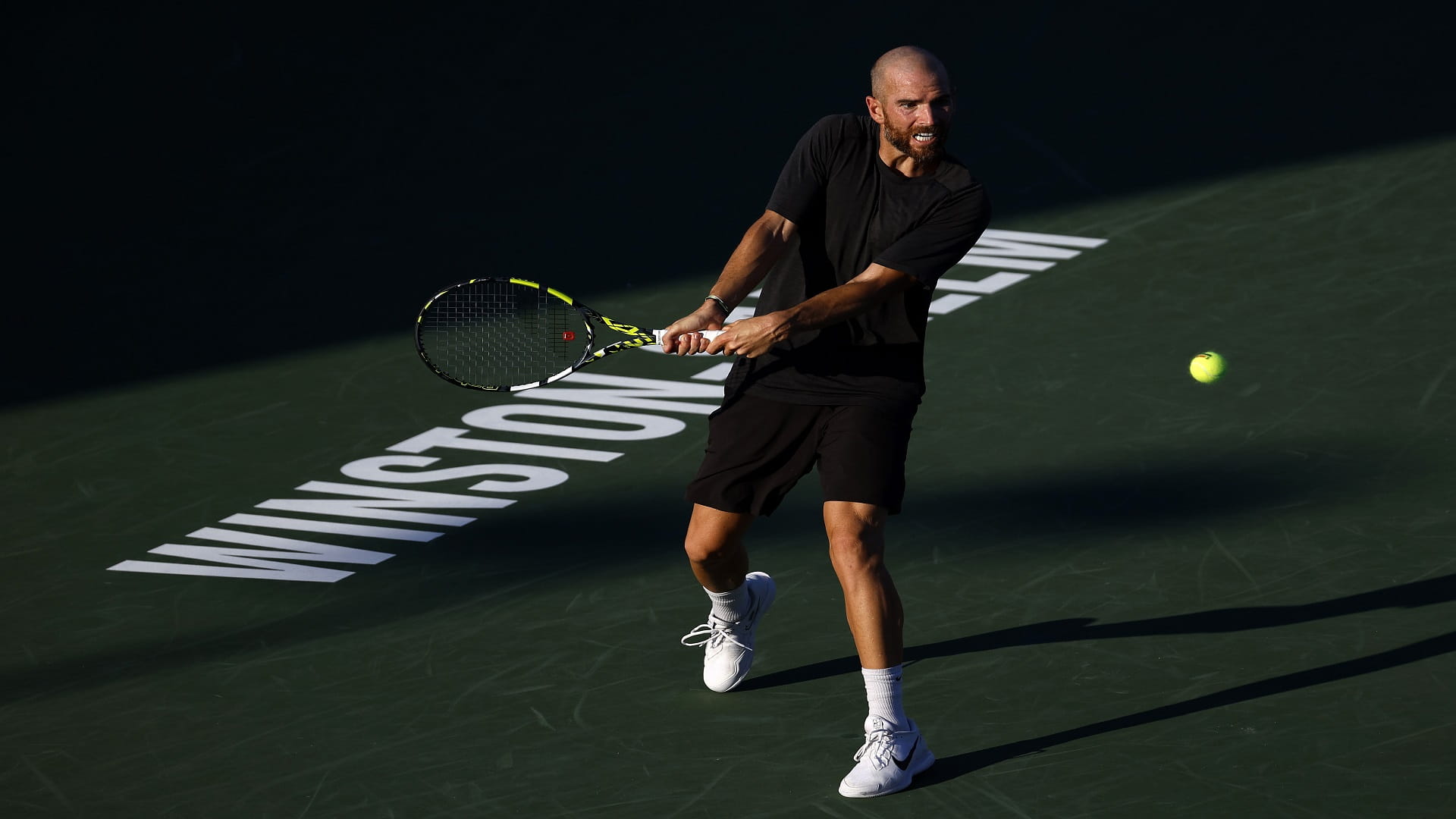 صورة بعنوان: مانارينو يتوج بلقب بطولة وينستون سالم للتنس 