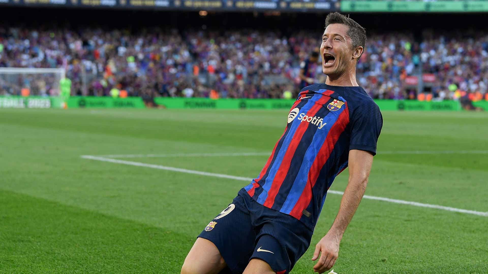 Image for the title: Lewandowski at double again as Barcelona stroll past Valladolid 