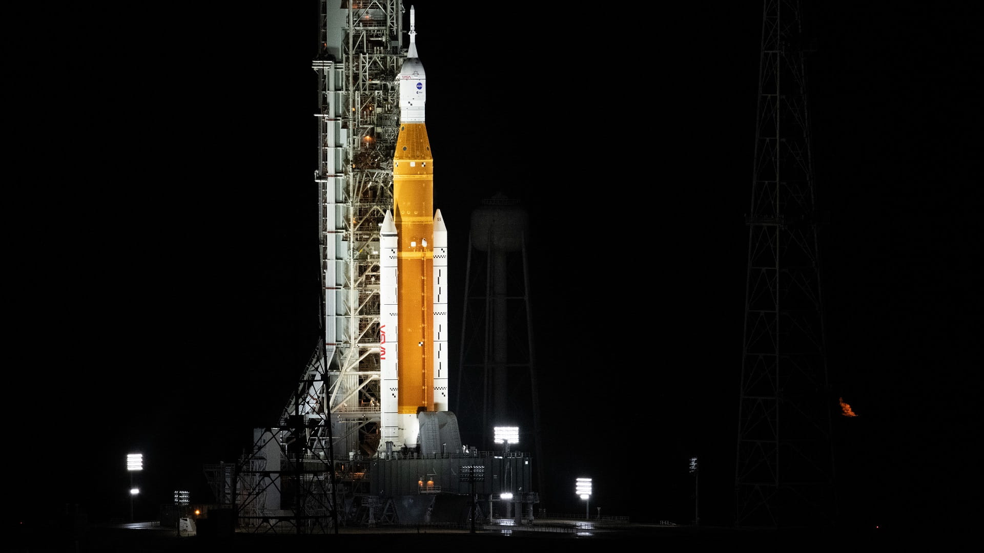 Image for the title: NASA calls off Monday launch of giant Moon rocket 