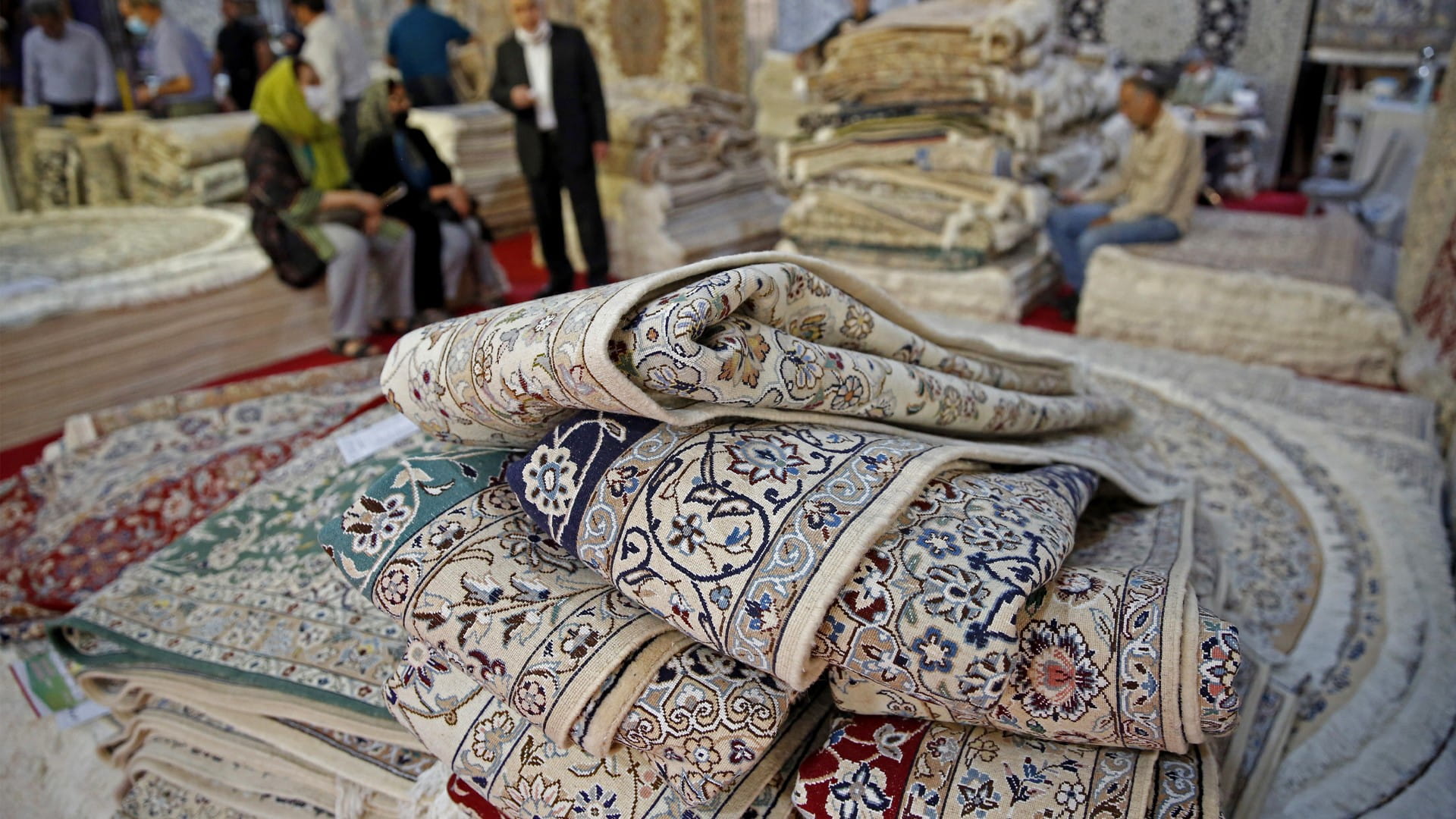 صورة بعنوان: تدريجياً...سجاد إيران العصري يسحب البساط تحت أقدام التقليدي المنمق 