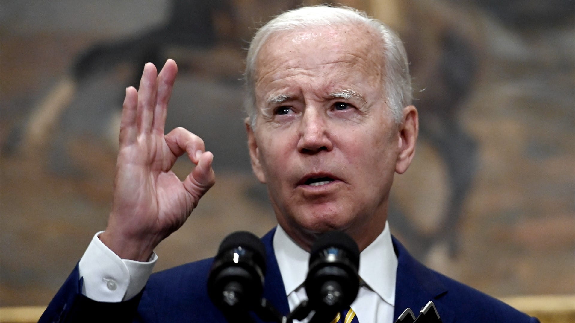 صورة بعنوان: بايدن يستنكر تلقي مكتب "إف.بي.آي" لتهديدات بعد تفتيش منزل ترامب  