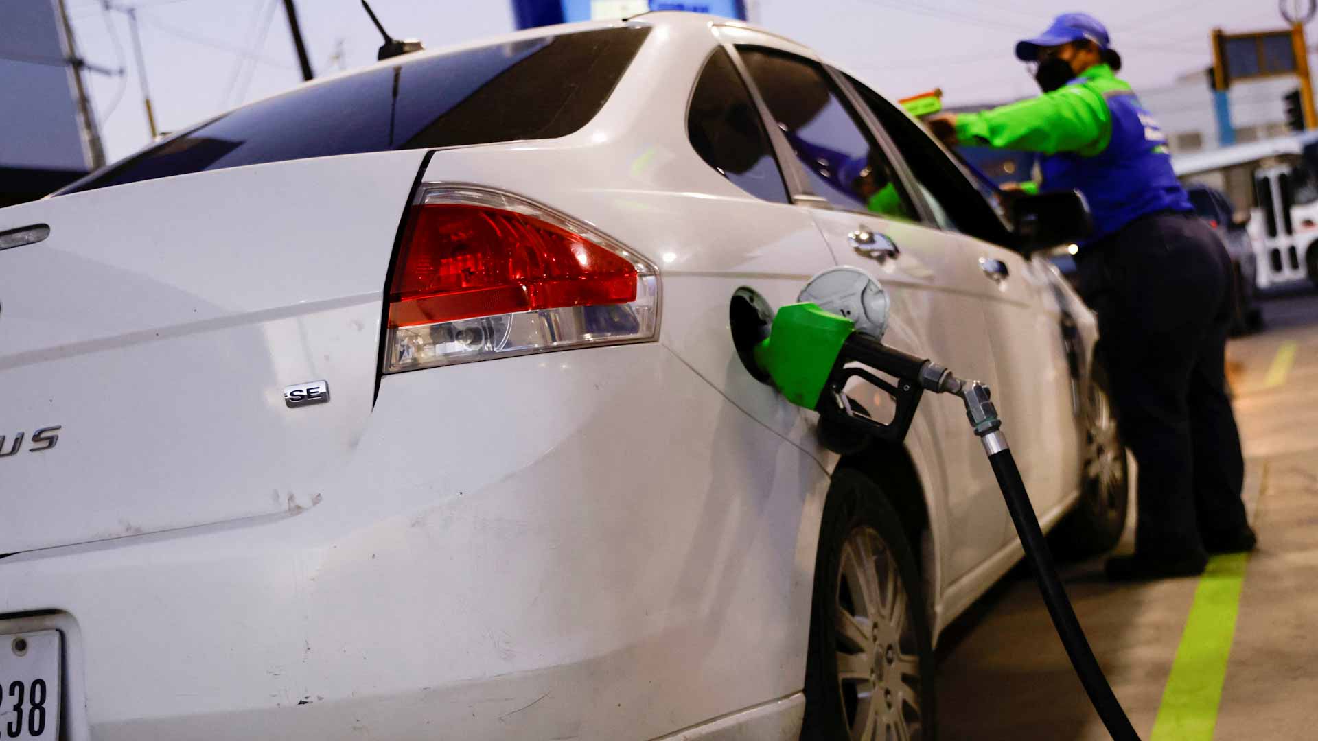 صورة بعنوان: أسعار النفط في أميركا تهبط إلى مستويات ما قبل غزو أوكرانيا 