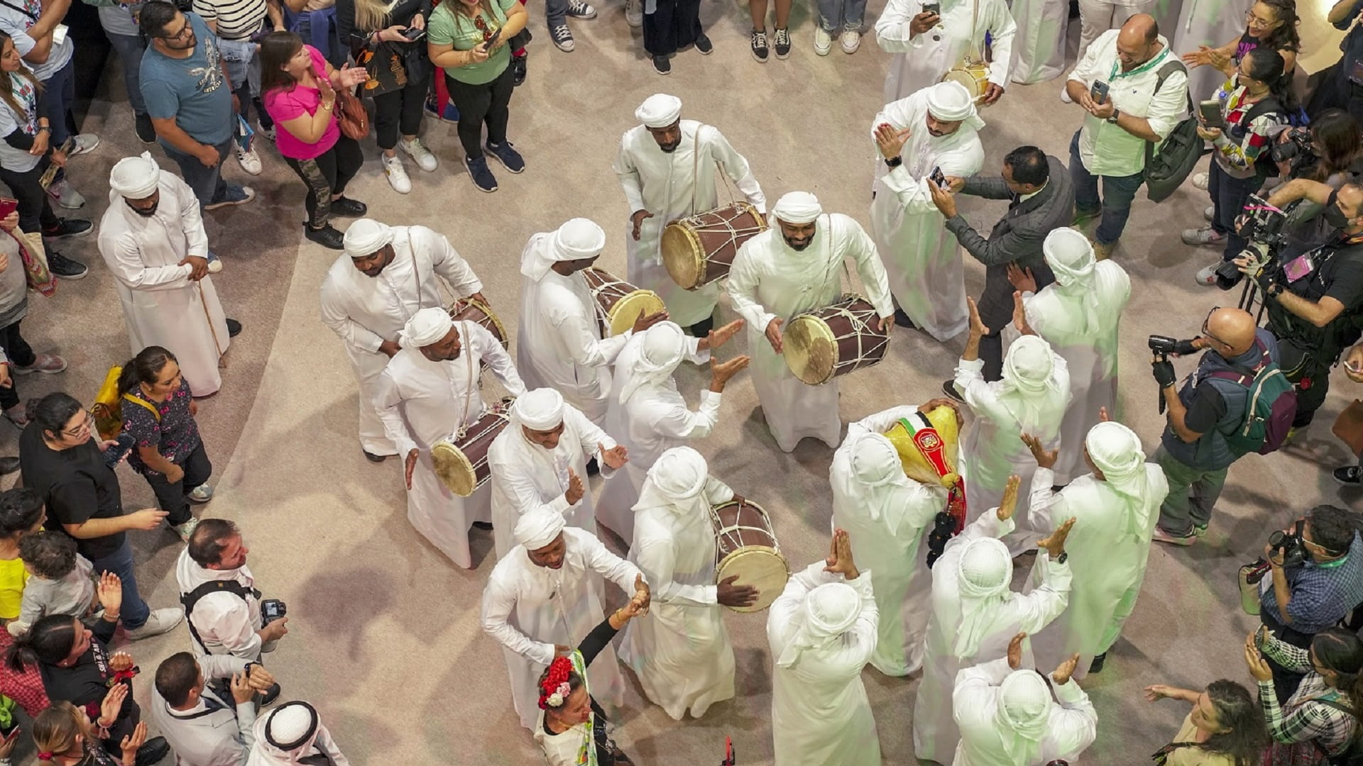 صورة بعنوان: الأهازيج الإماراتية تثير انتباه جمهور معرض جوادالاهارا للكتاب 