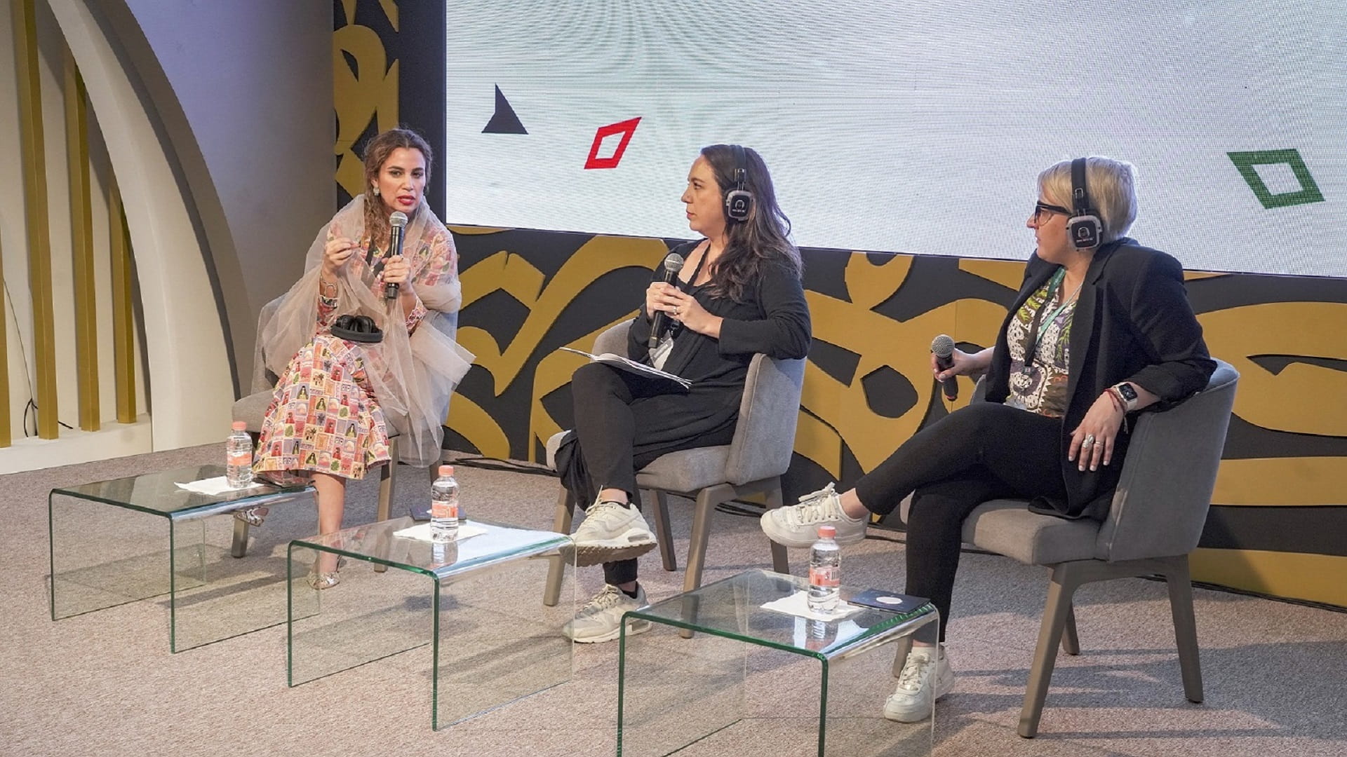 صورة بعنوان: الشامسي وأولفيرا تقدمان صورة عن كتاب الطفل في الإمارات والمكسيك 