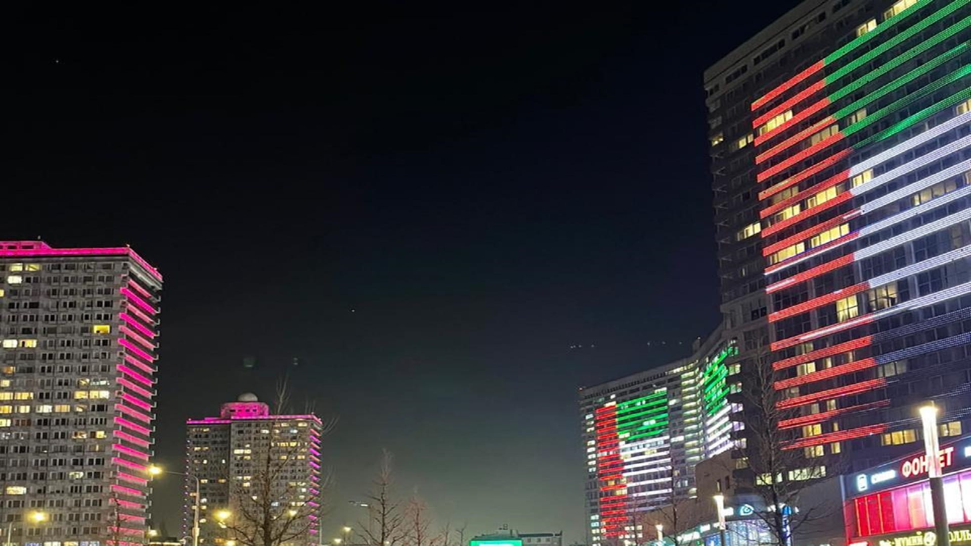 صورة بعنوان: شوارع ومباني موسكو الرئيسة تزدان بعلم الإمارات احتفاء بعيد الاتحاد 