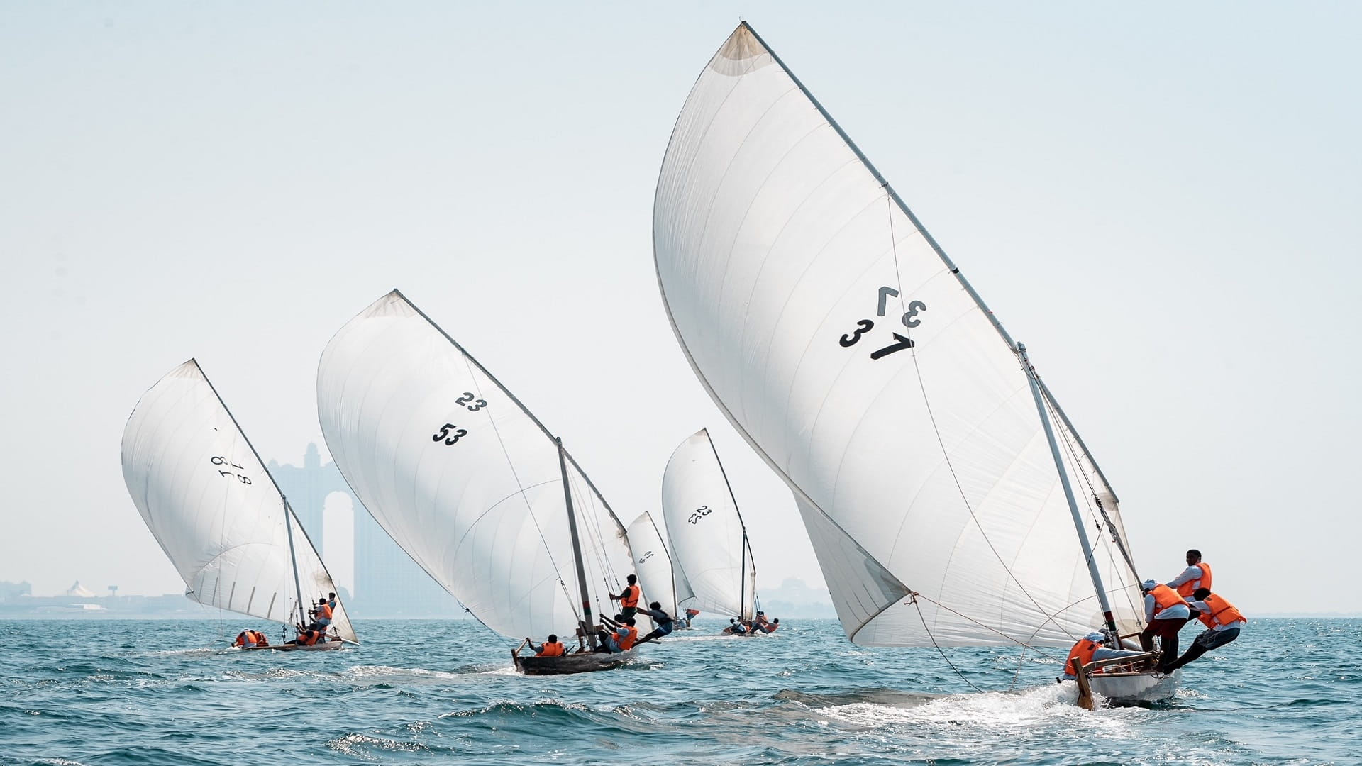 صورة بعنوان: انطلاق سباق عيد الاتحاد للبوانيش الشرعية على كورنيش أبوظبي الأحد 