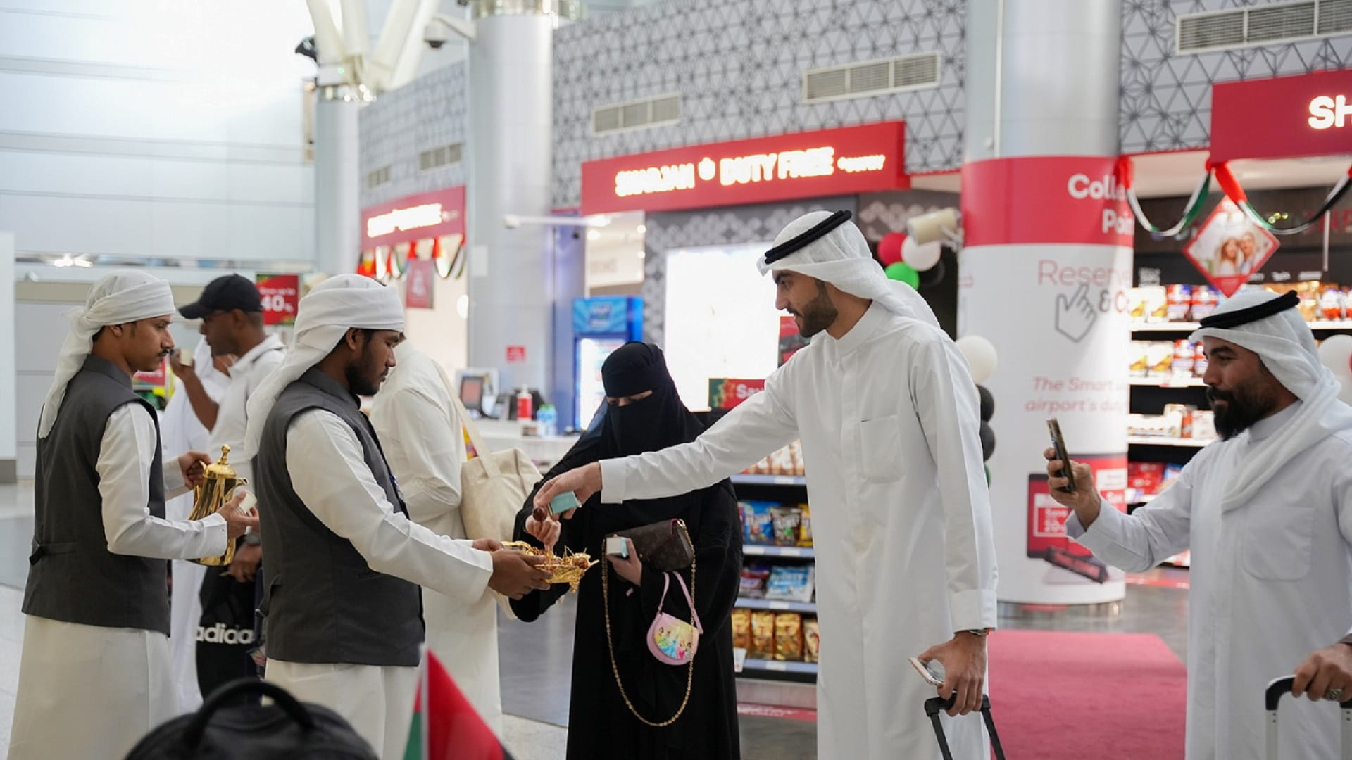 صورة بعنوان: مطار الشارقة يحتفل مع مسافريه بمناسبة عيد الاتحاد الـ 51 