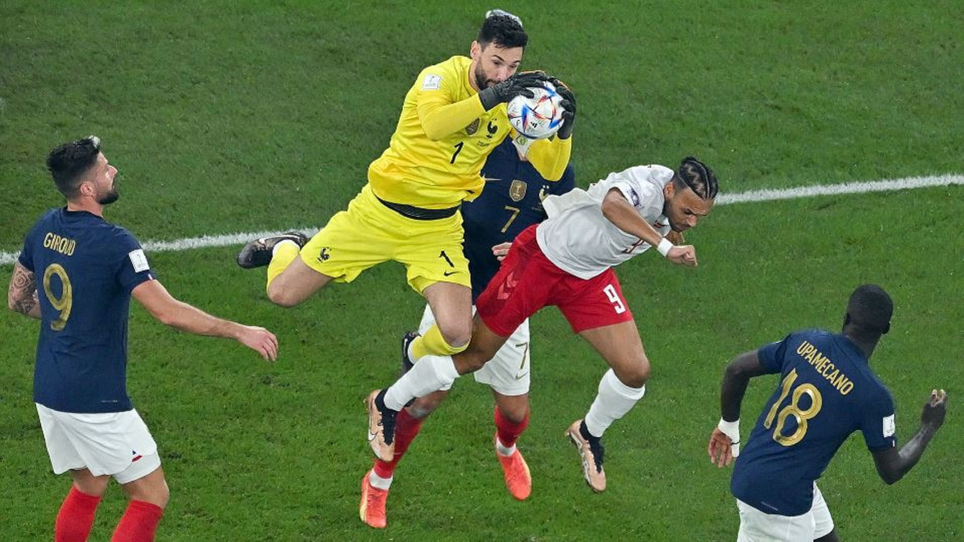 صورة بعنوان: حارس فرنسا يتربص برقم تورام... ويتحدى طموح ليفاندوفسكي 