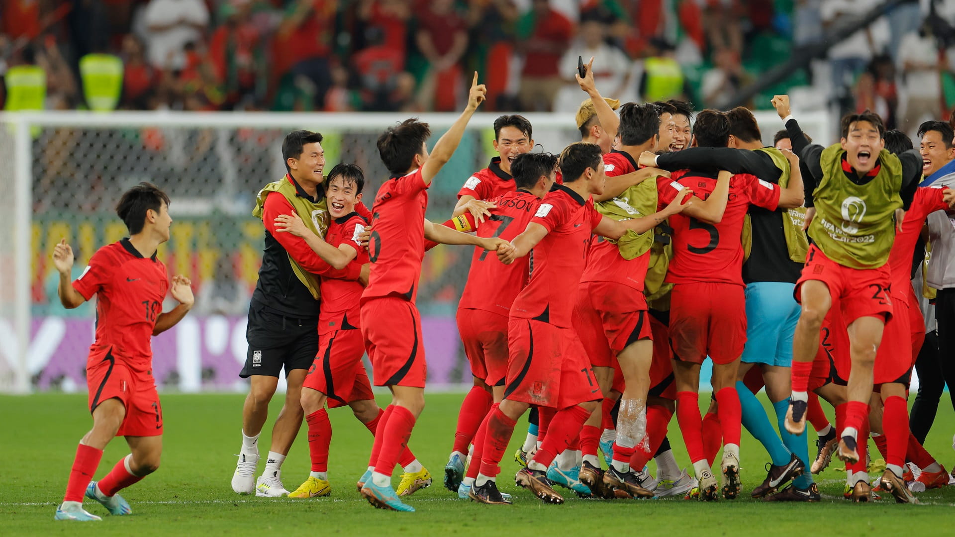 Image for the title: South Korea reach World Cup last 16 as Uruguay crash out 