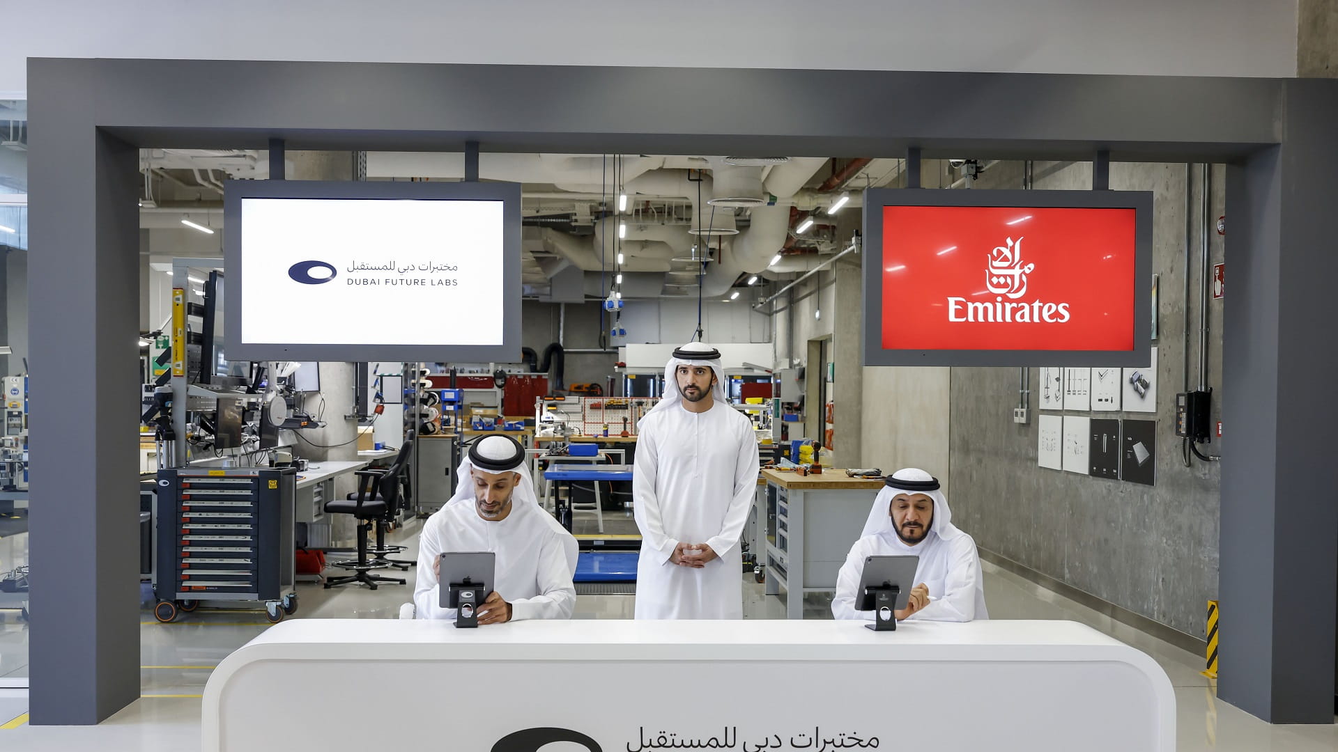 صورة بعنوان: حمدان بن محمد يشهد توقيع اتفاقيات شراكة في "مختبرات دبي للمستقبل" 