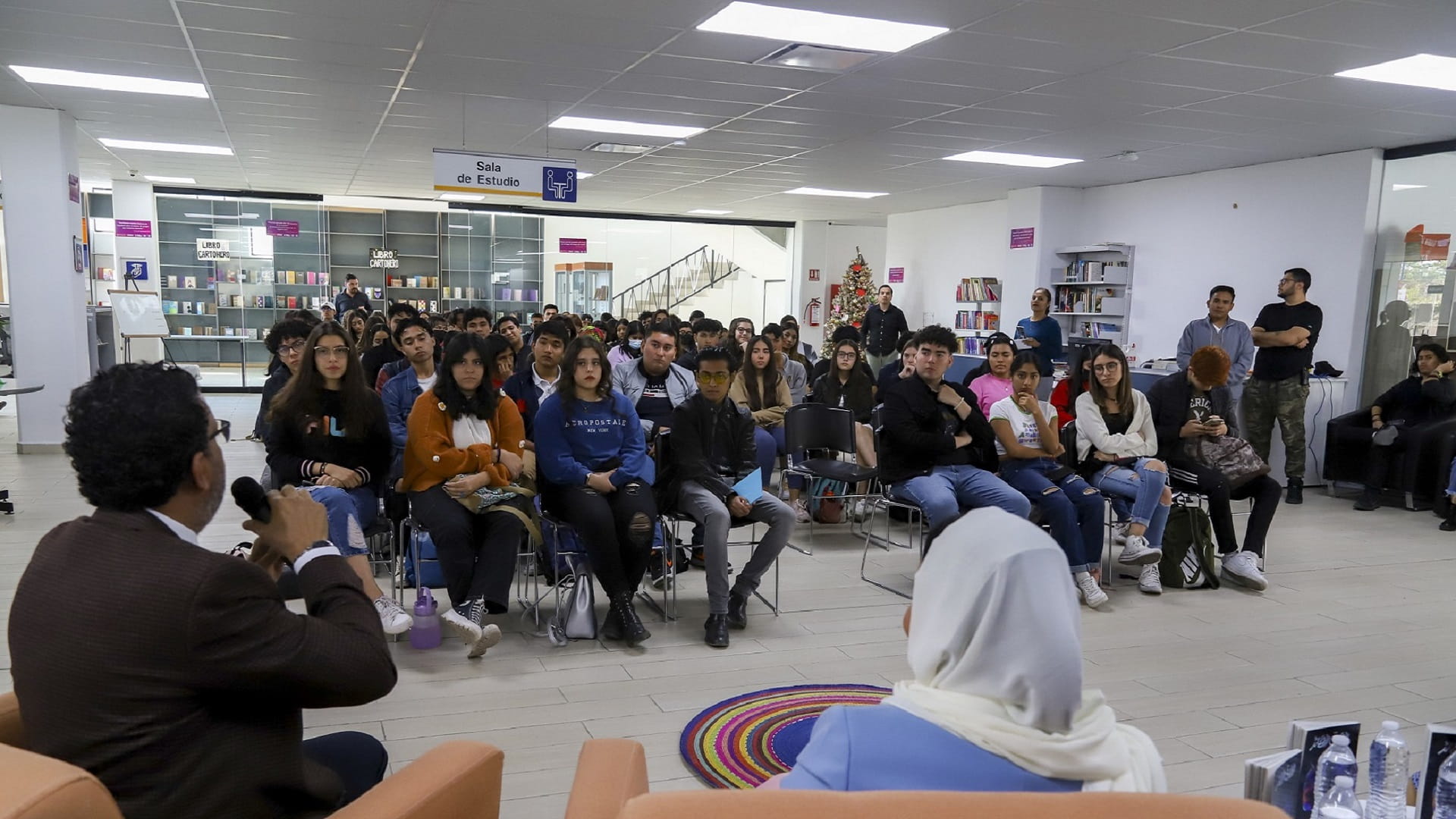 صورة بعنوان: 4 كتاب إماراتيين وعرب يعرفون طلاب المكسيك على الثقافة الإماراتية 