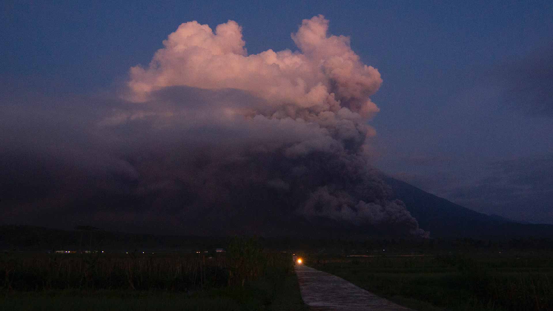 Image for the title: Indonesia villagers race to escape eruption as sky turns black 