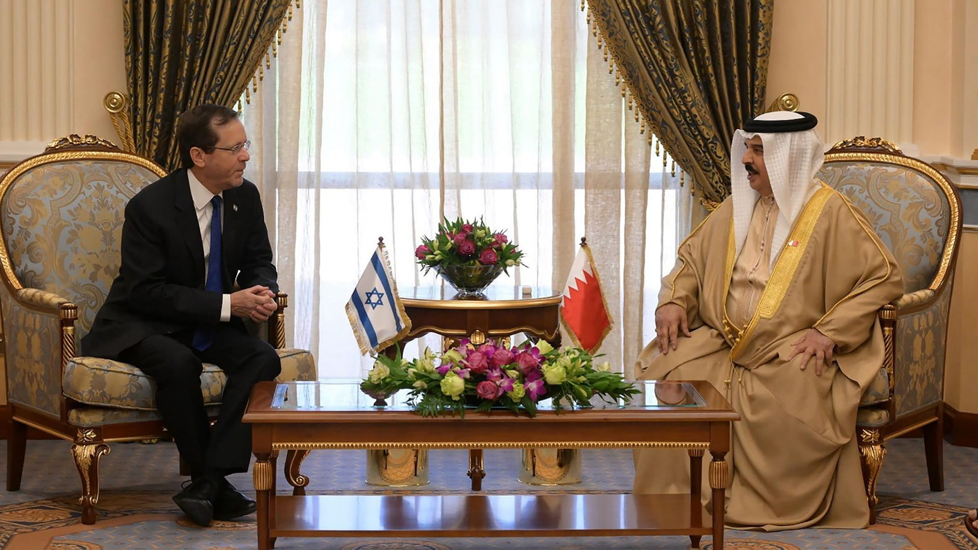Image for the title: Bahraini king, Israeli Pres. discuss broadening bilateral ties 