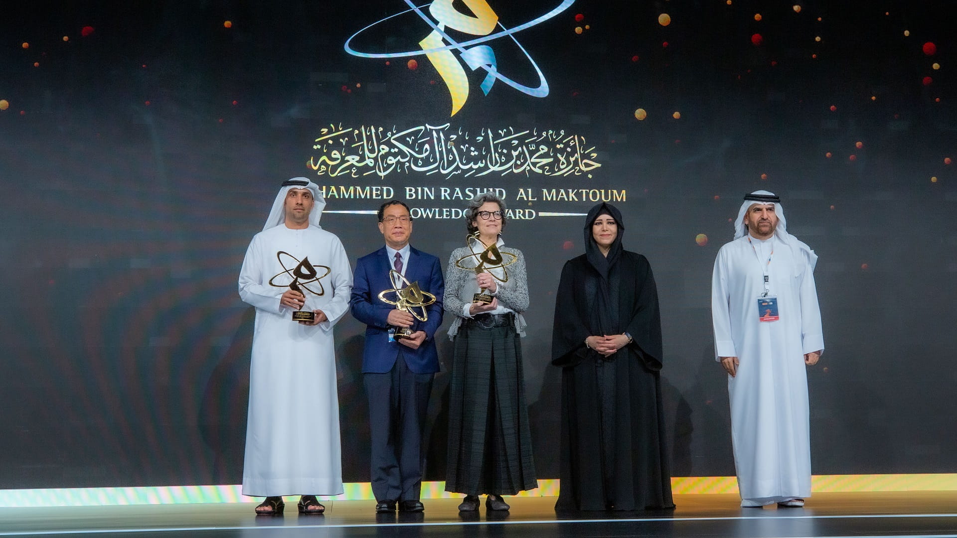 صورة بعنوان: لطيفة بنت محمد تكرم الفائزين بجائزة محمد بن راشد للمعرفة 