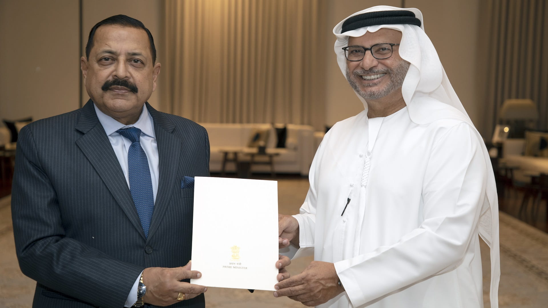 صورة بعنوان: رئيس الدولة يتلقى رسالة خطية من رئيس الوزراء الهندي 