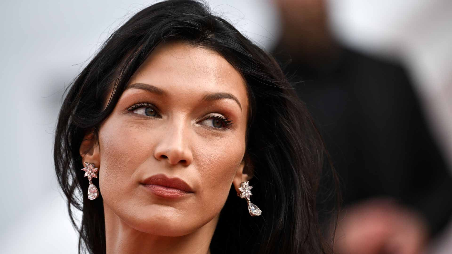 صورة بعنوان: بيتشولي مصمم فالنتينو وبيلا حديد يستحوذان على جوائز الموضة في لندن 