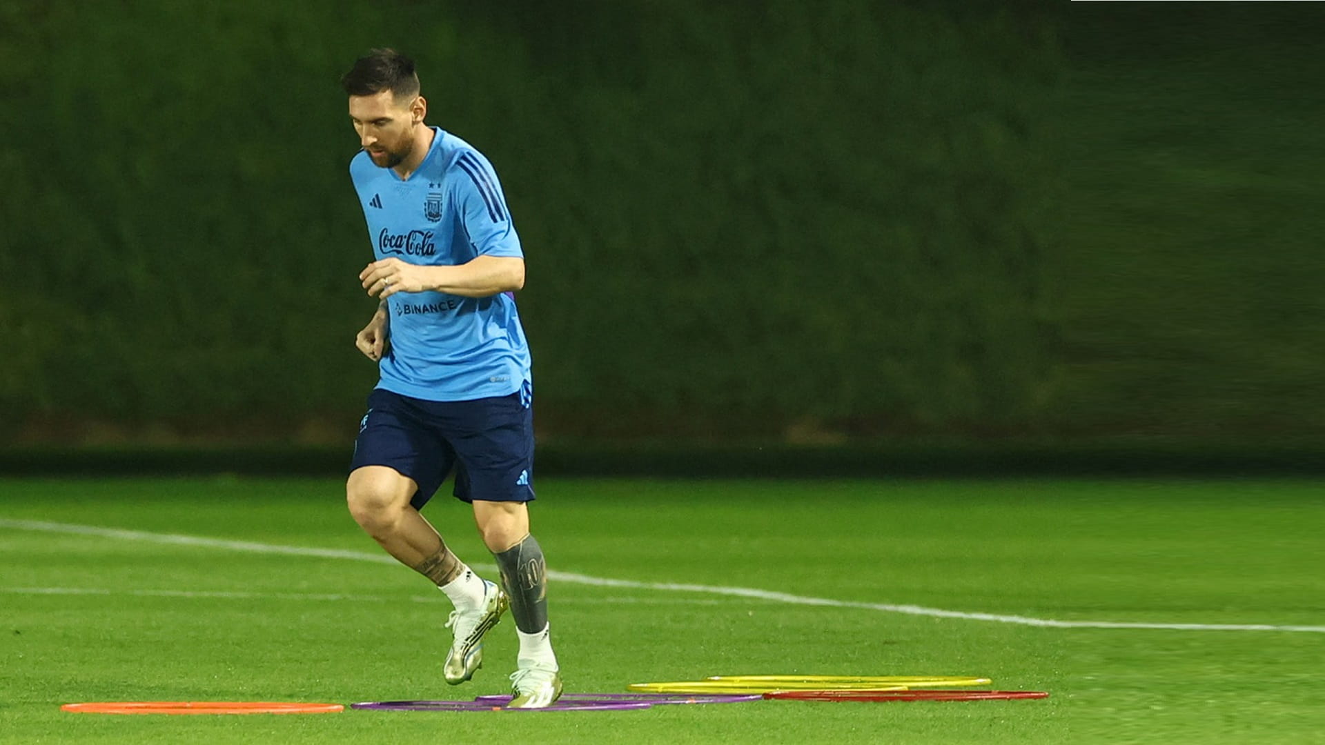 صورة بعنوان: نقاش يحتدم بقطر حول الأفضل بكرة القدم خلال كأس العالم 