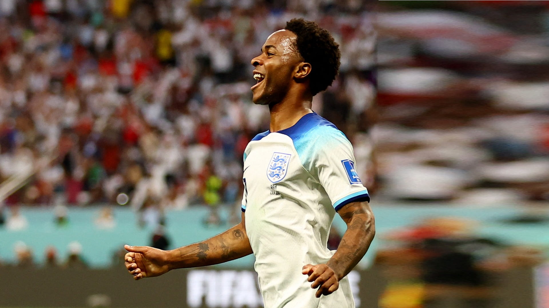 صورة بعنوان: رحيم سترلينغ يعود إلى معسكر إنجلترا قبل مواجهة فرنسا 