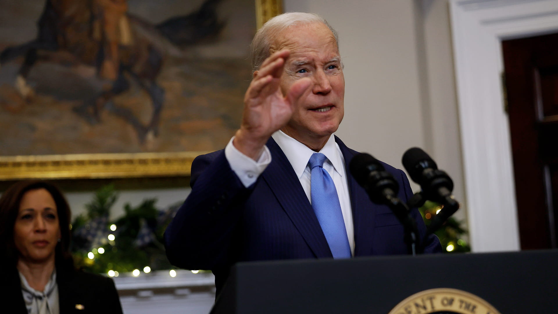 صورة بعنوان: جو بايدن يشكر الإمارات لدورها بعملية تبادل الموقوفين مع روسيا 