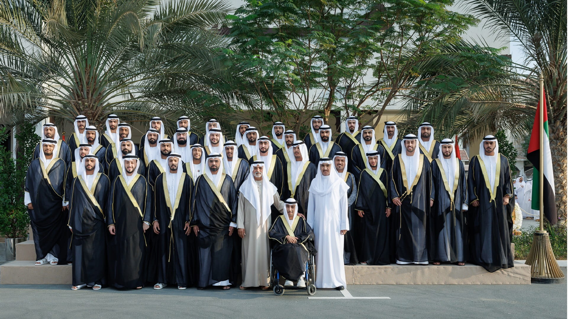 صورة بعنوان: نهيان بن مبارك يشهد العرس الجماعي لـ43 عريساً في مجلس المنهل 