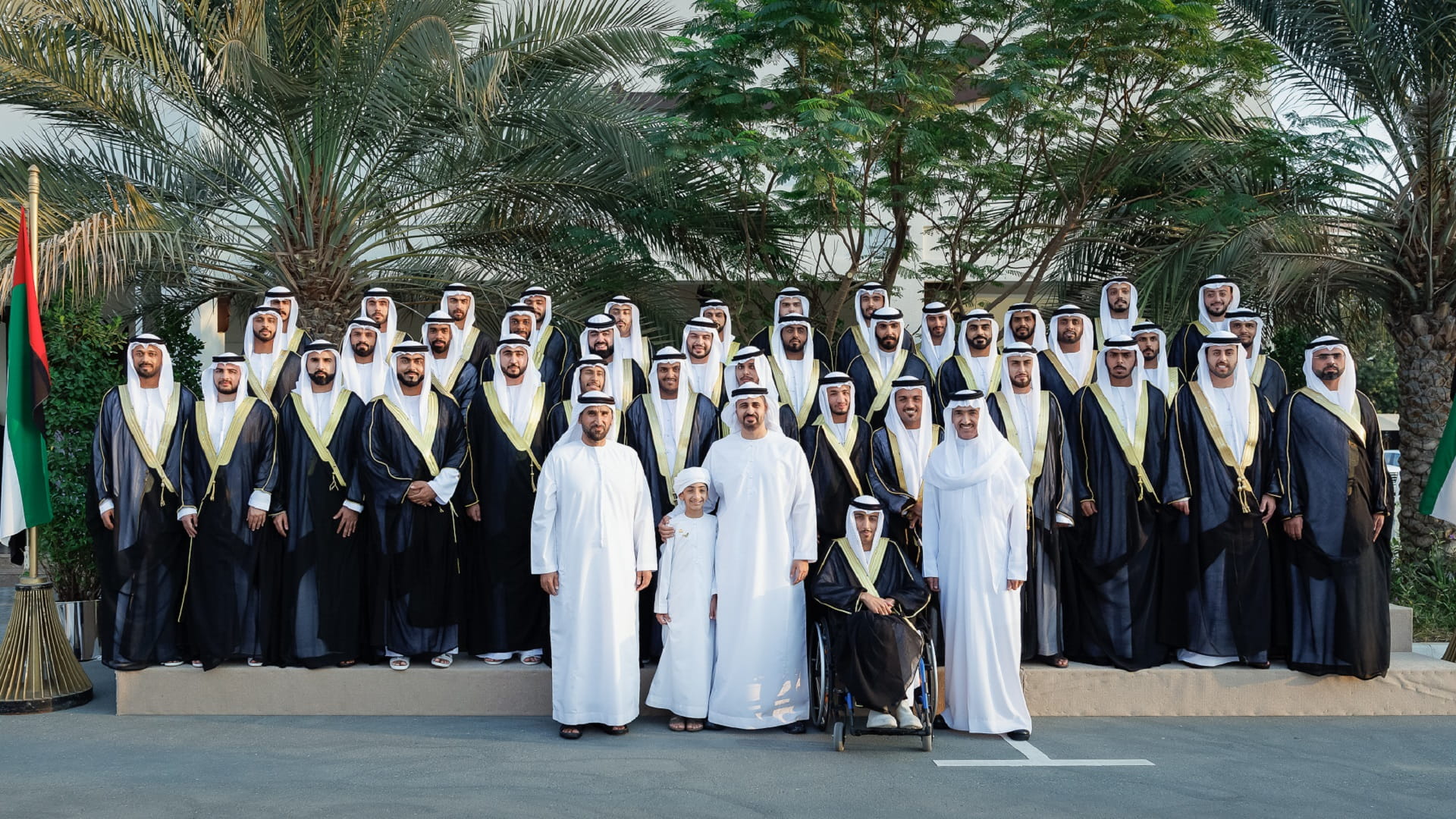 صورة بعنوان: ذياب بن محمد بن زايد يشهد حفل زفاف 43 عريساً في مجلس المنهل 