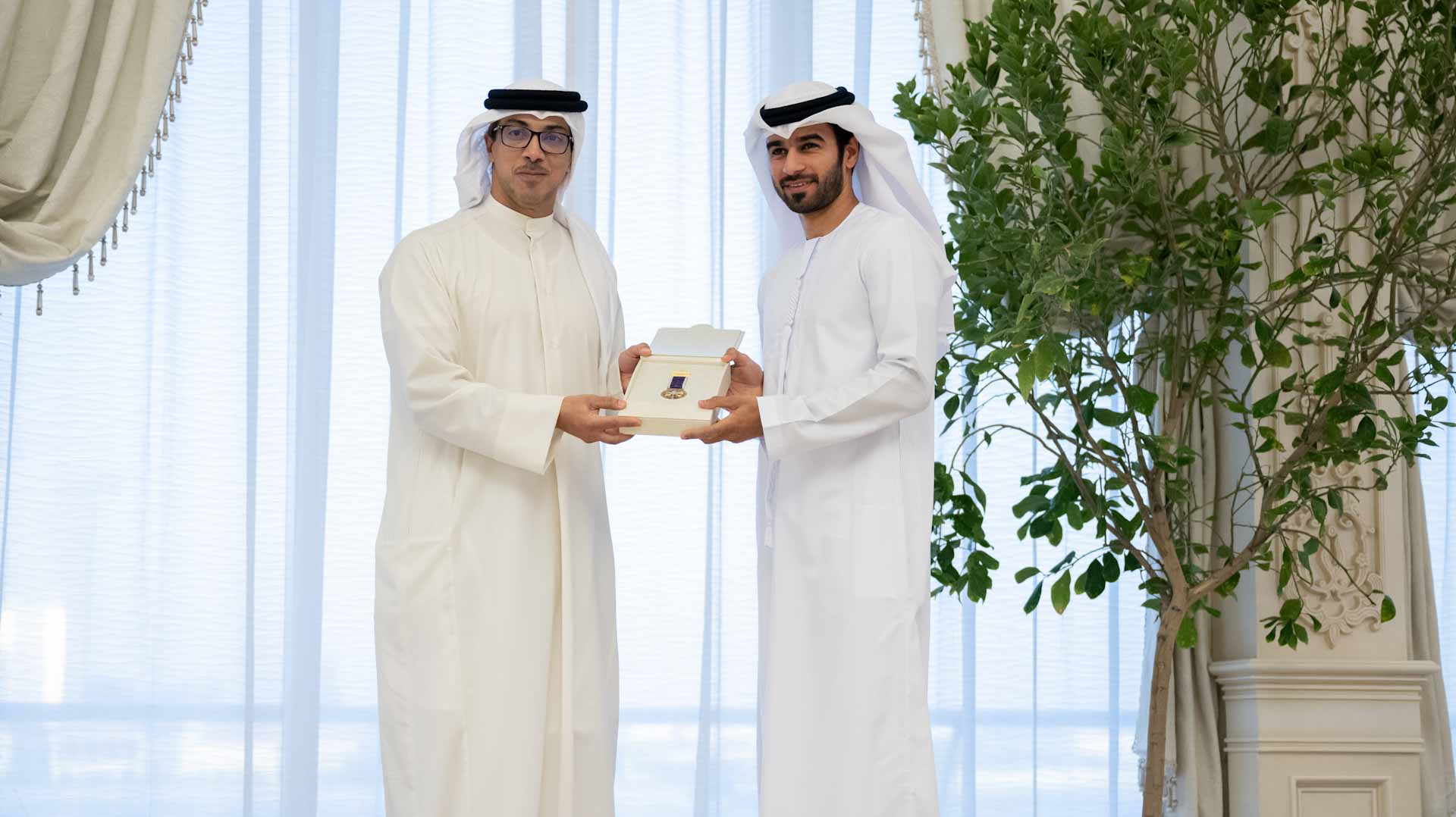 صورة بعنوان: النقيب عمر النقبي من شرطة الشارقة يُقلَّد بوسام "بناة المجتمع" 