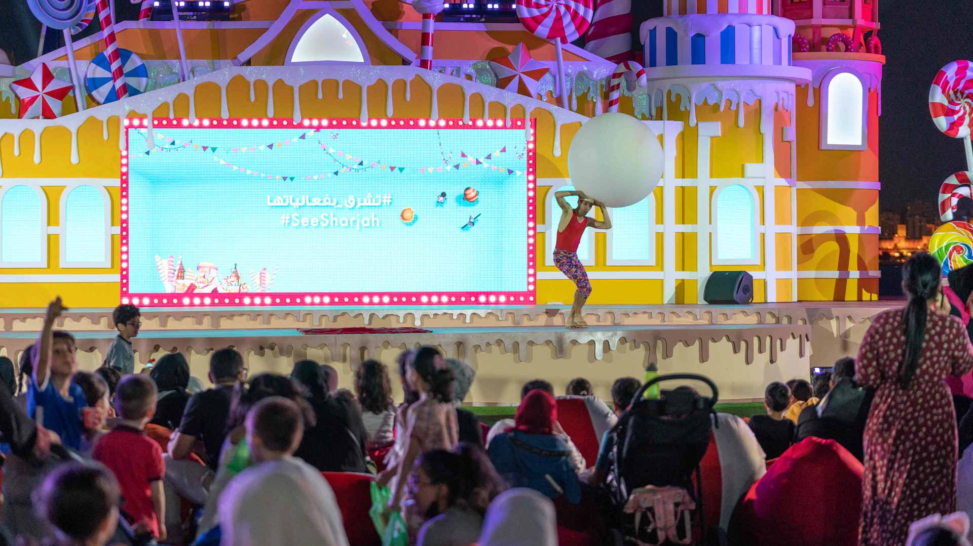 صورة بعنوان: مهرجان فعاليات الشارقة يحول مسرح المجاز لكرنفال من البهجة والترفيه 