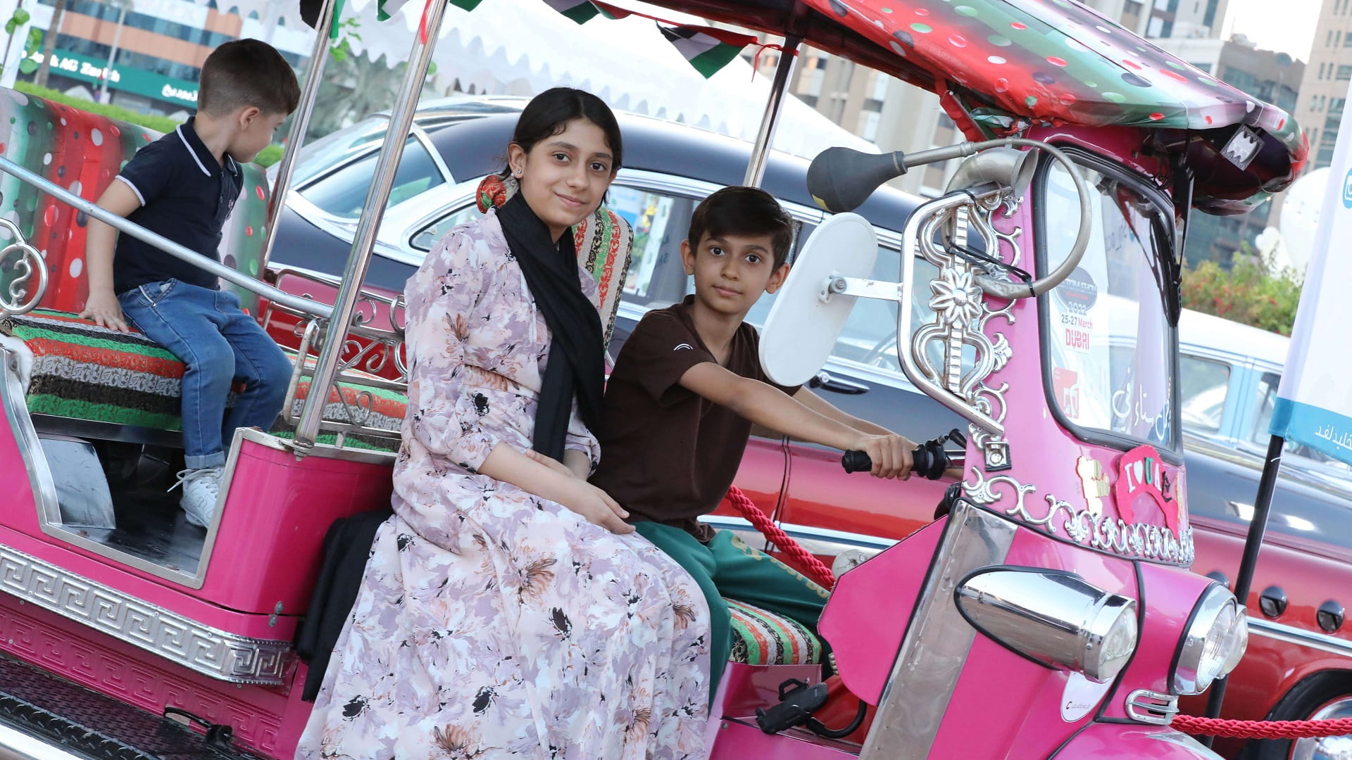 صورة بعنوان: نادي السيارات القديمة يقدم ورشاً تفاعلية لزوار "فعاليات الشارقة" 