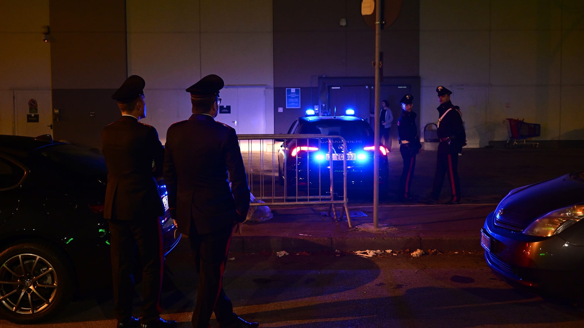 صورة بعنوان: مقتل وإصابة 7 بإطلاق نار خلال اجتماع لمقيمين في بناية سكنية بروما 