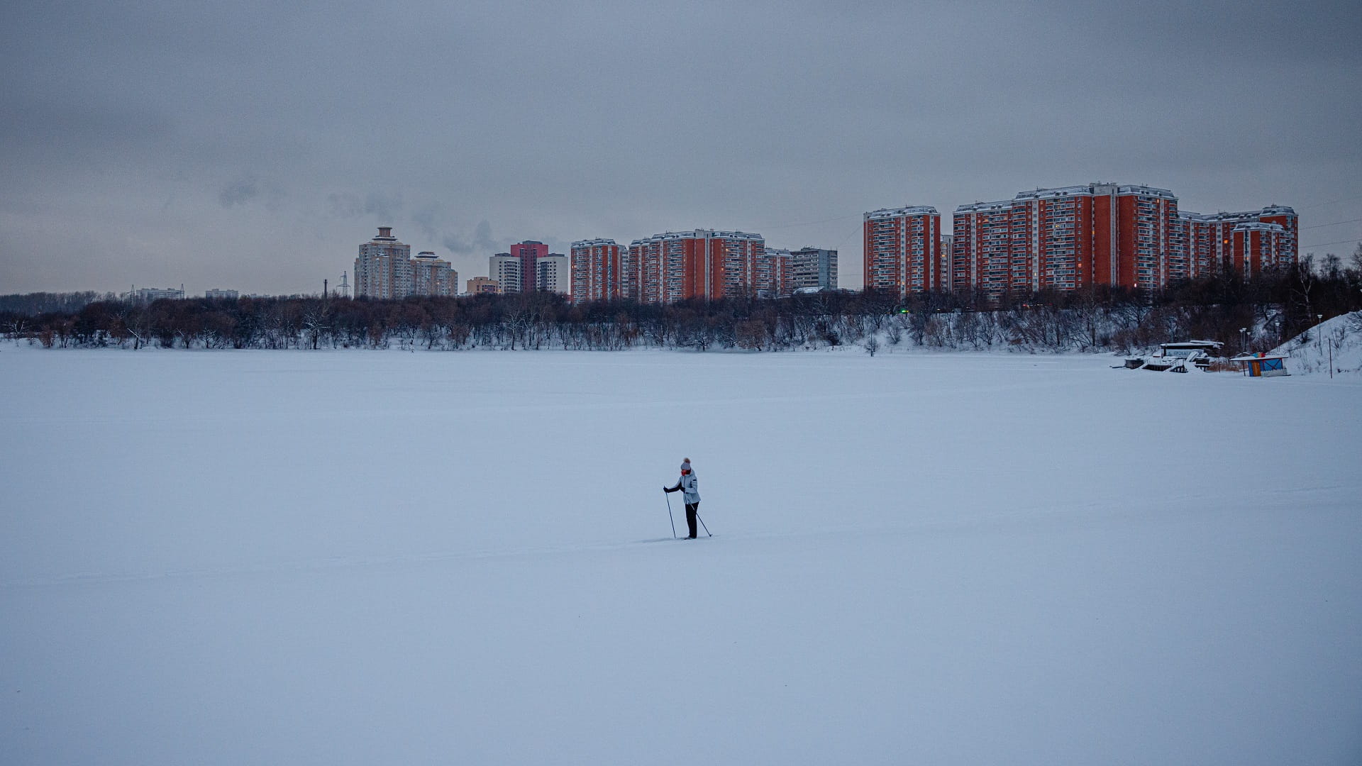 صورة بعنوان: مطارات موسكو تلغي وترجئ عشرات الرحلات لسوء الأحوال الجوية 
