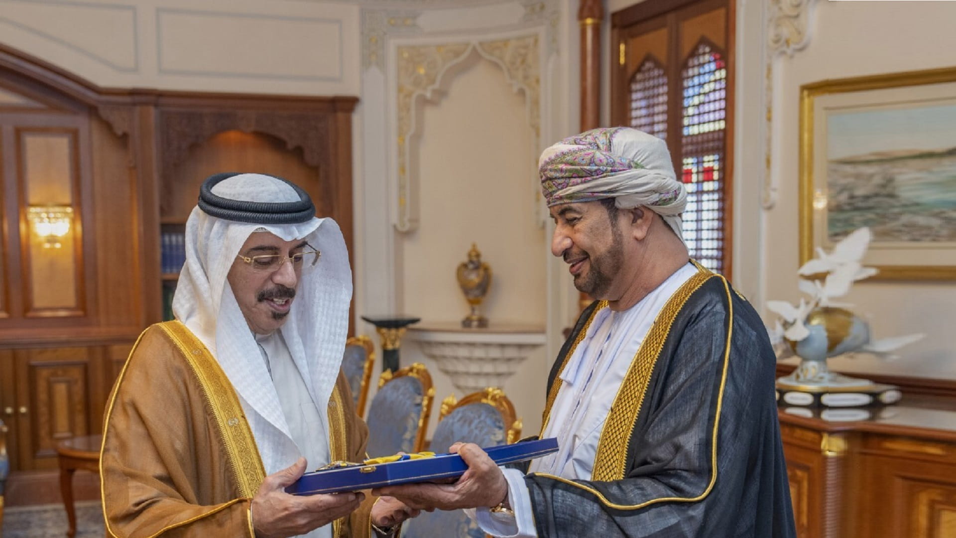 صورة بعنوان: سلطان عمان يمنح سفير الإمارات وسام النعمان من الدرجة الأولى 