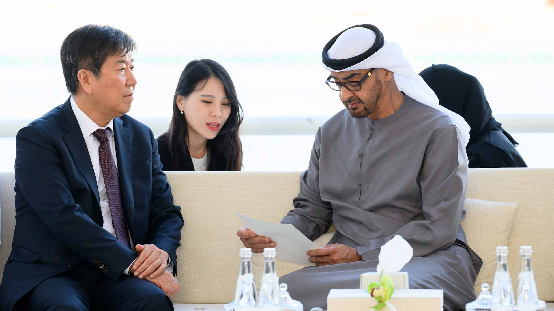 صورة بعنوان: رئيس الدولة يتسلم رسالة خطية من الرئيس الكوري  