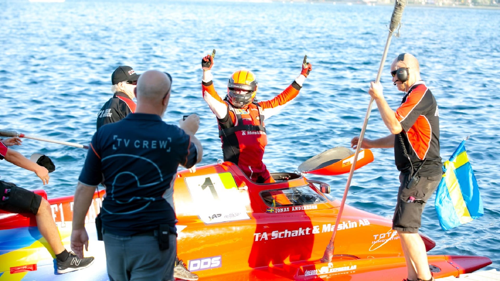 صورة بعنوان: أندرسون بطلاً لجائزة الشارقة الكبرى للزوارق السريعة "الفورمولا1" 