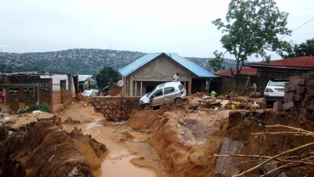 صورة بعنوان: كينشاسا تغرق...والفيضانات تقتل 120 وتدمر منازل وطرقاً في الكونغو 