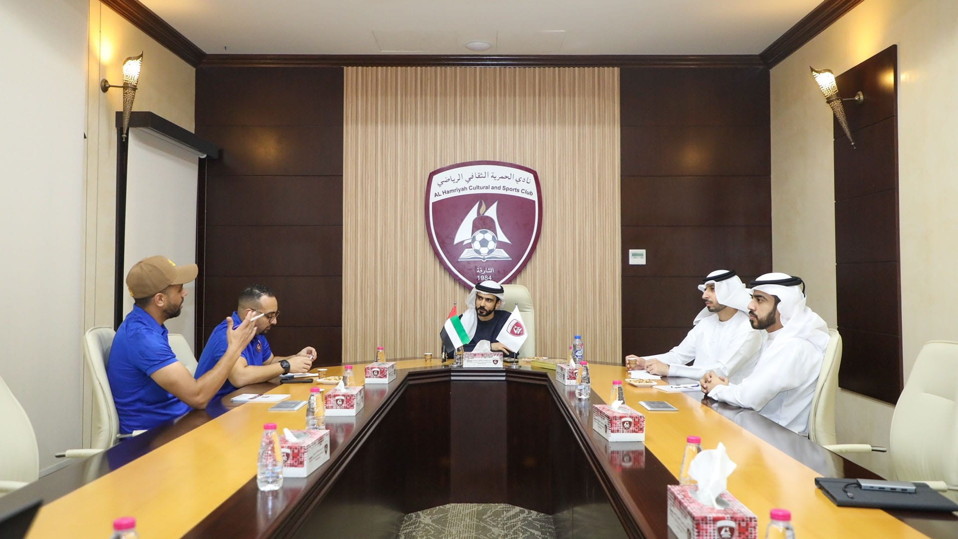 صورة بعنوان: لجنة الإعلام والتحول الرقمي بـ "الشارقة الرياضي" تزور نادي الحمرية 