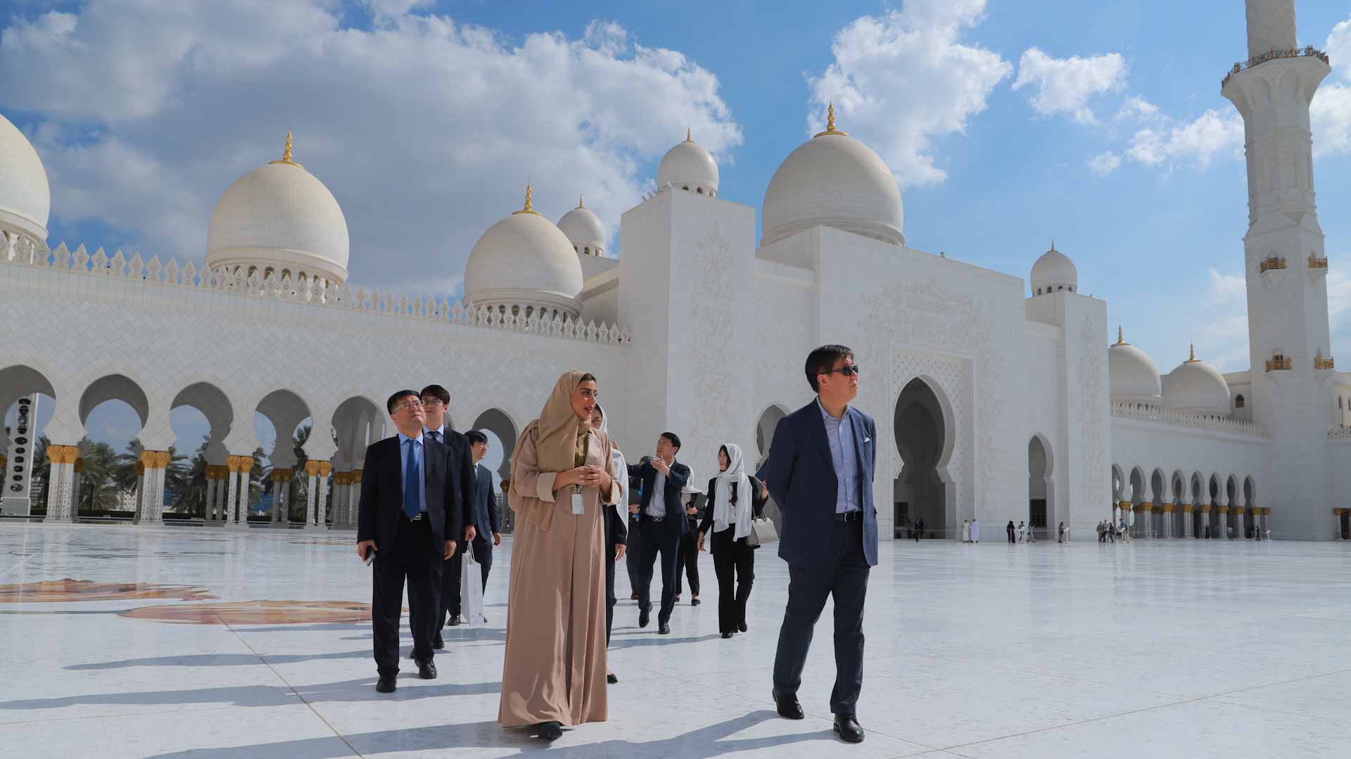 صورة بعنوان: المبعوث الخاص للرئيس الكوري يزور جامع الشيخ زايد الكبير في أبوظبي 