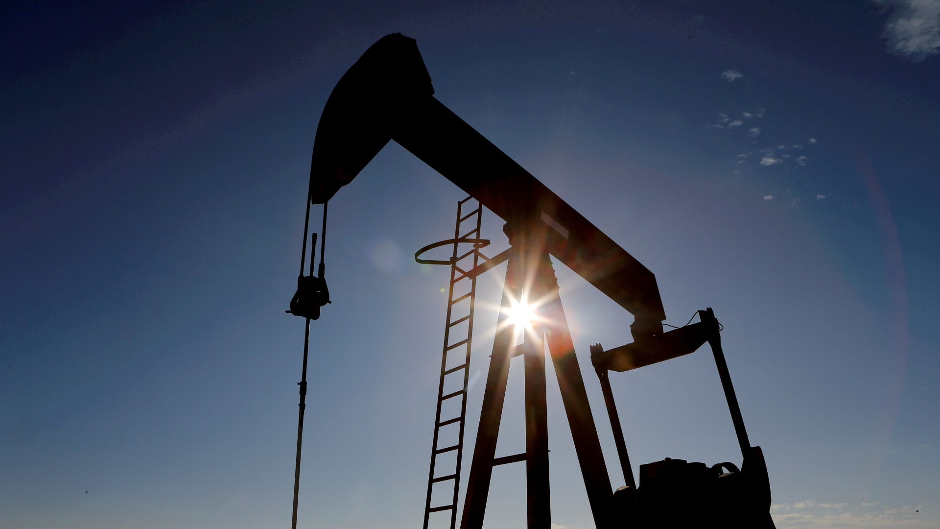 صورة بعنوان: النفط ينخفض مع صعود الدولار بفعل توقعات باستمرار رفع الفائدة 