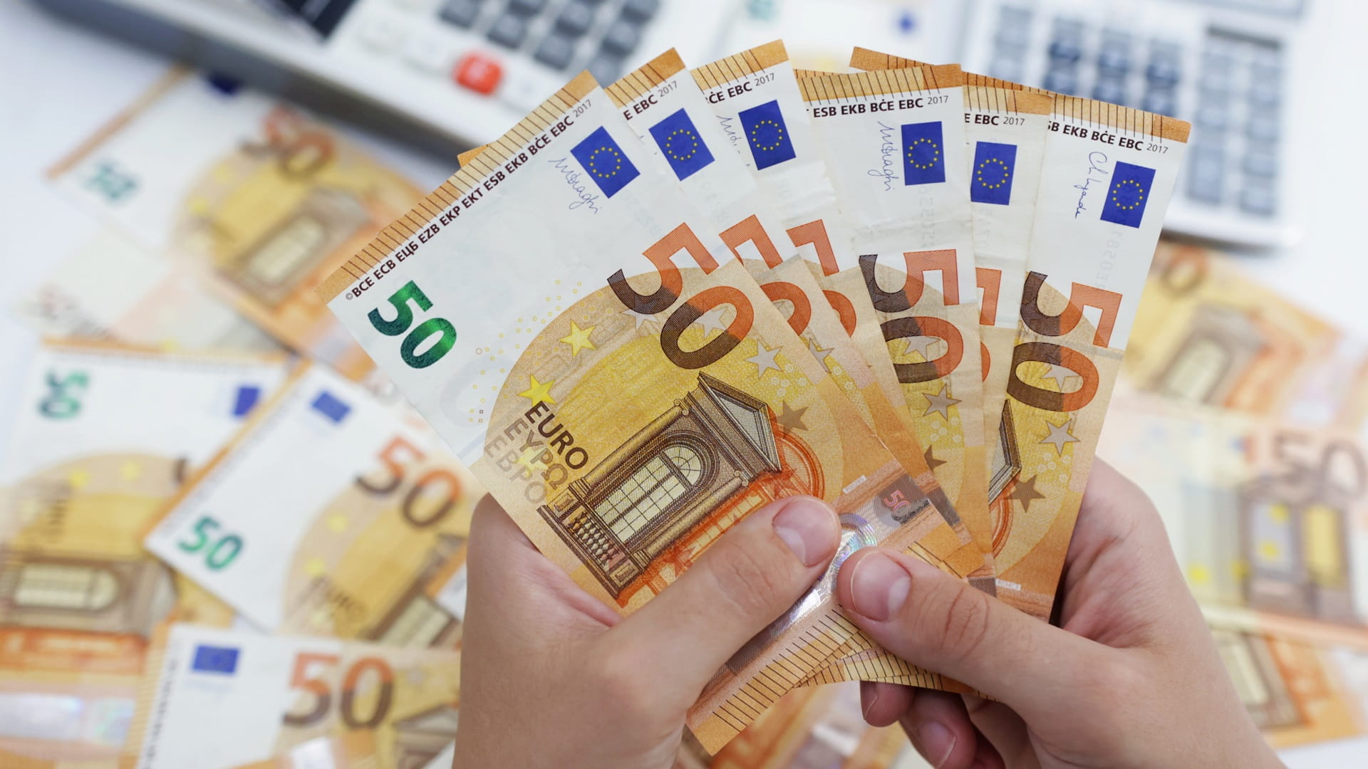 صورة بعنوان: اليورو يقفز لأعلى مستوى في 6 أشهر قبل انخفاض جديد 