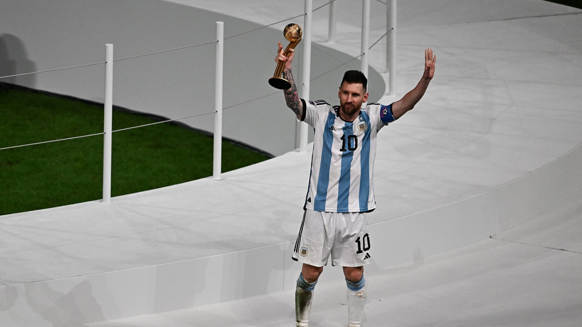 صورة بعنوان: ميسي يتوّج بجائزة أفضل لاعب في كأس العالم 