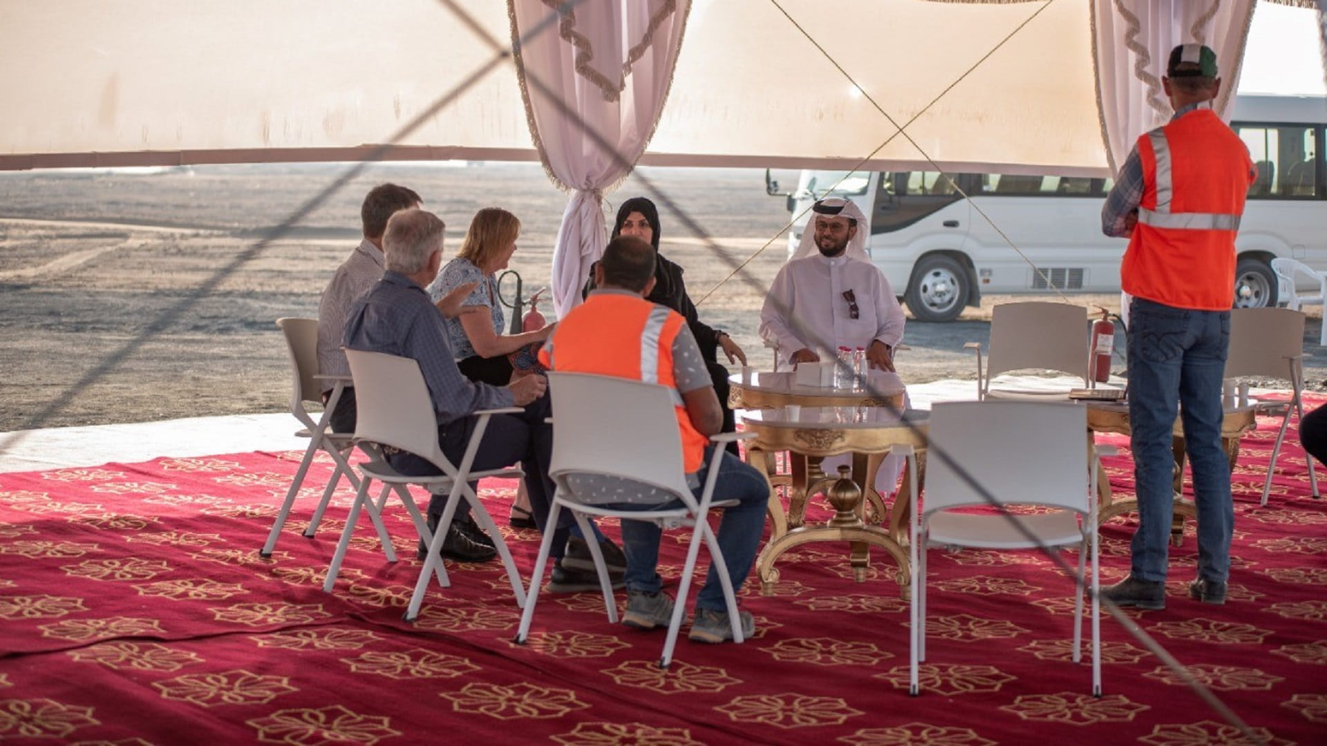 صورة بعنوان: خليفة الطنيجي يبحث التعاون مع وفد جامعة كوينزلاند الأسترالية 