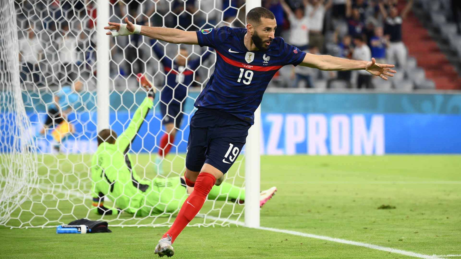 صورة بعنوان: النجم كريم بنزيمة يعتزل اللعب الدولي   