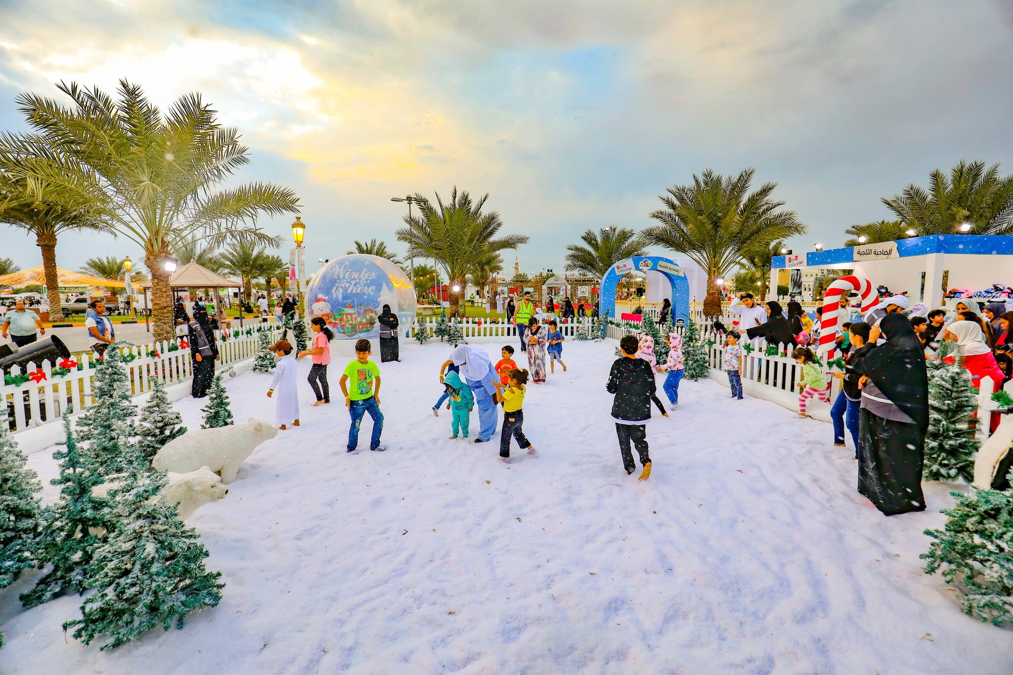 صورة بعنوان: أجواء ثلجية وأرجوحة ماطرة تستقطب الأطفال والأسر في "ضواحي 11" 