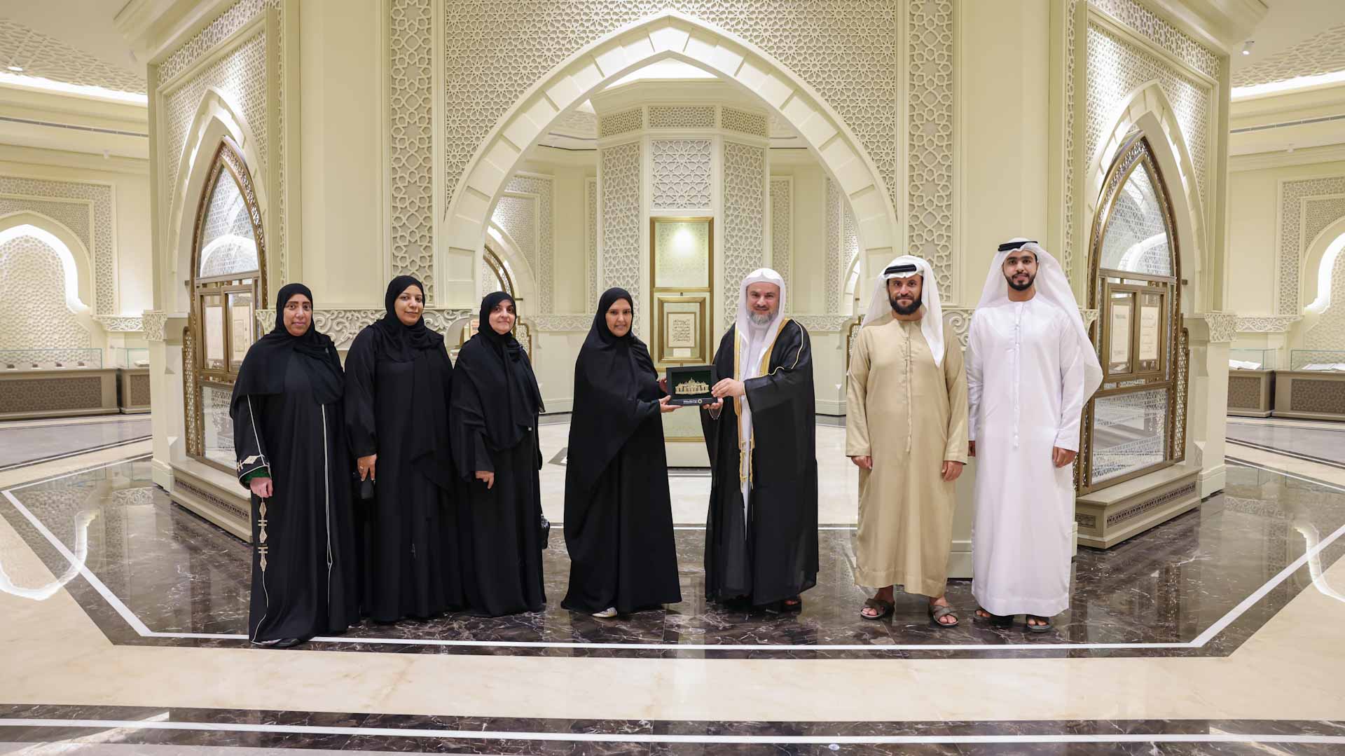 صورة بعنوان: الشيخة لبنى آل خليفة في ضيافة مجمع القرآن الكريم بالشارقة 