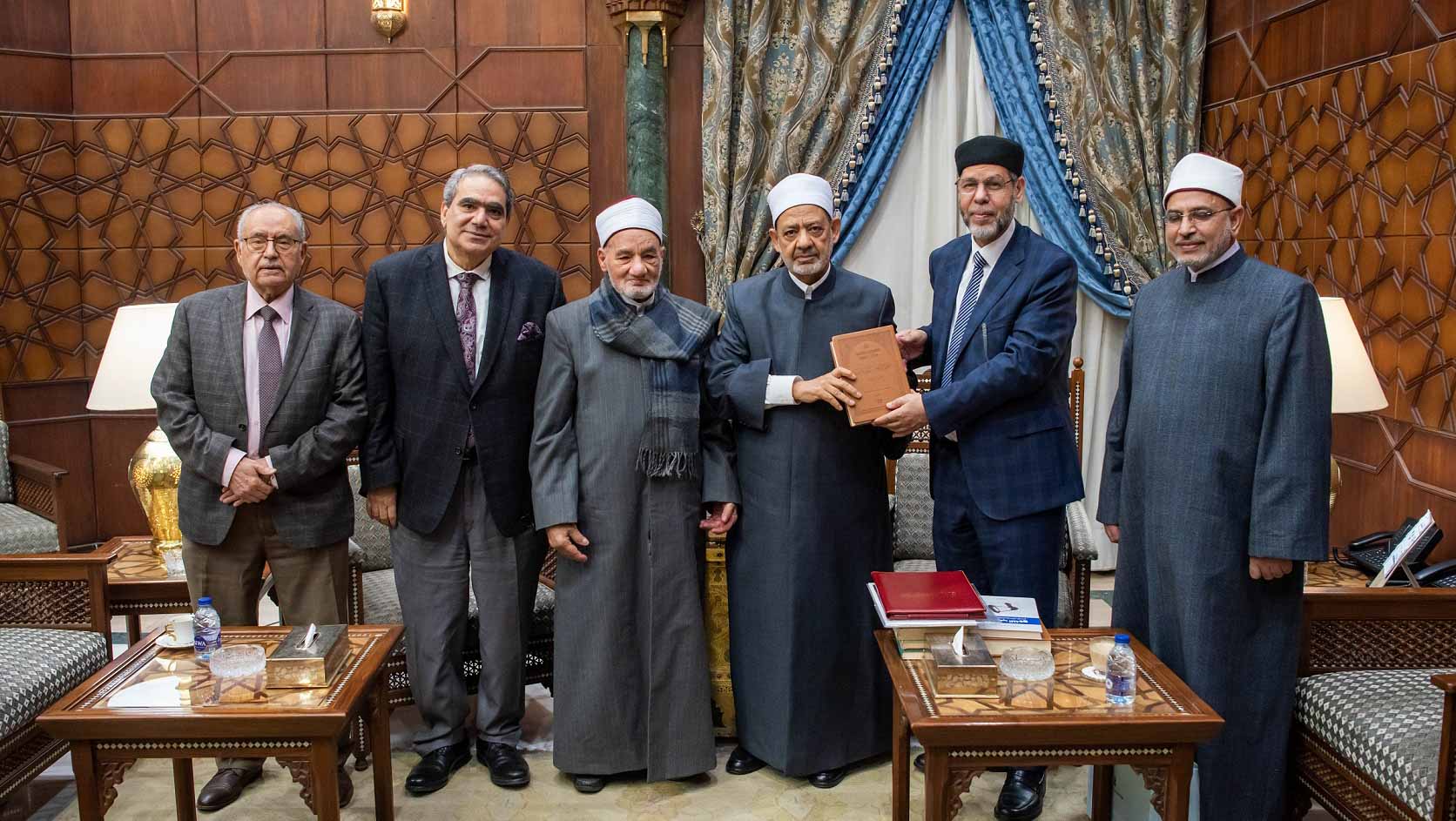 صورة بعنوان: مجمع اللغة العربية يهدي شيخ الأزهر نسخاً من المعجم التاريخي  