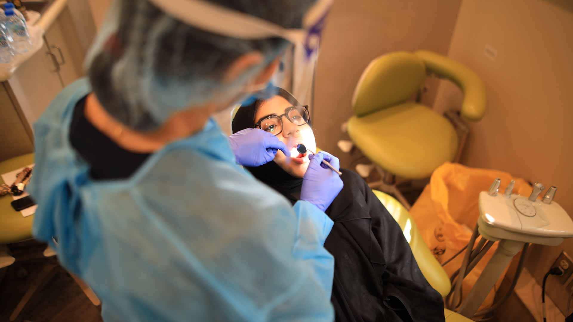 صورة بعنوان: فحوصات أسنان مجانية لـ 42 مستفيداً من أسر أيتام "تمكين الشارقة" 