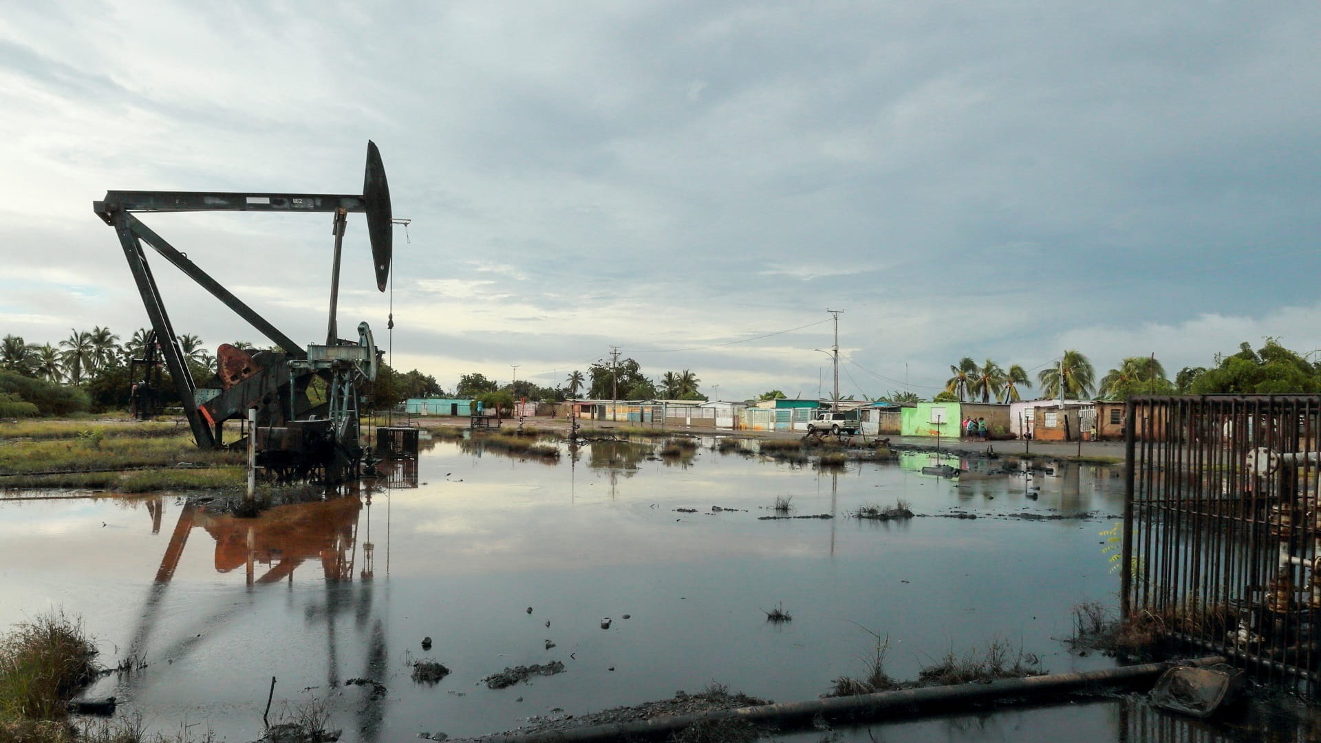 صورة بعنوان: أسعار النفط ترتفع بدعم آمال تعافي الطلب في الصين 