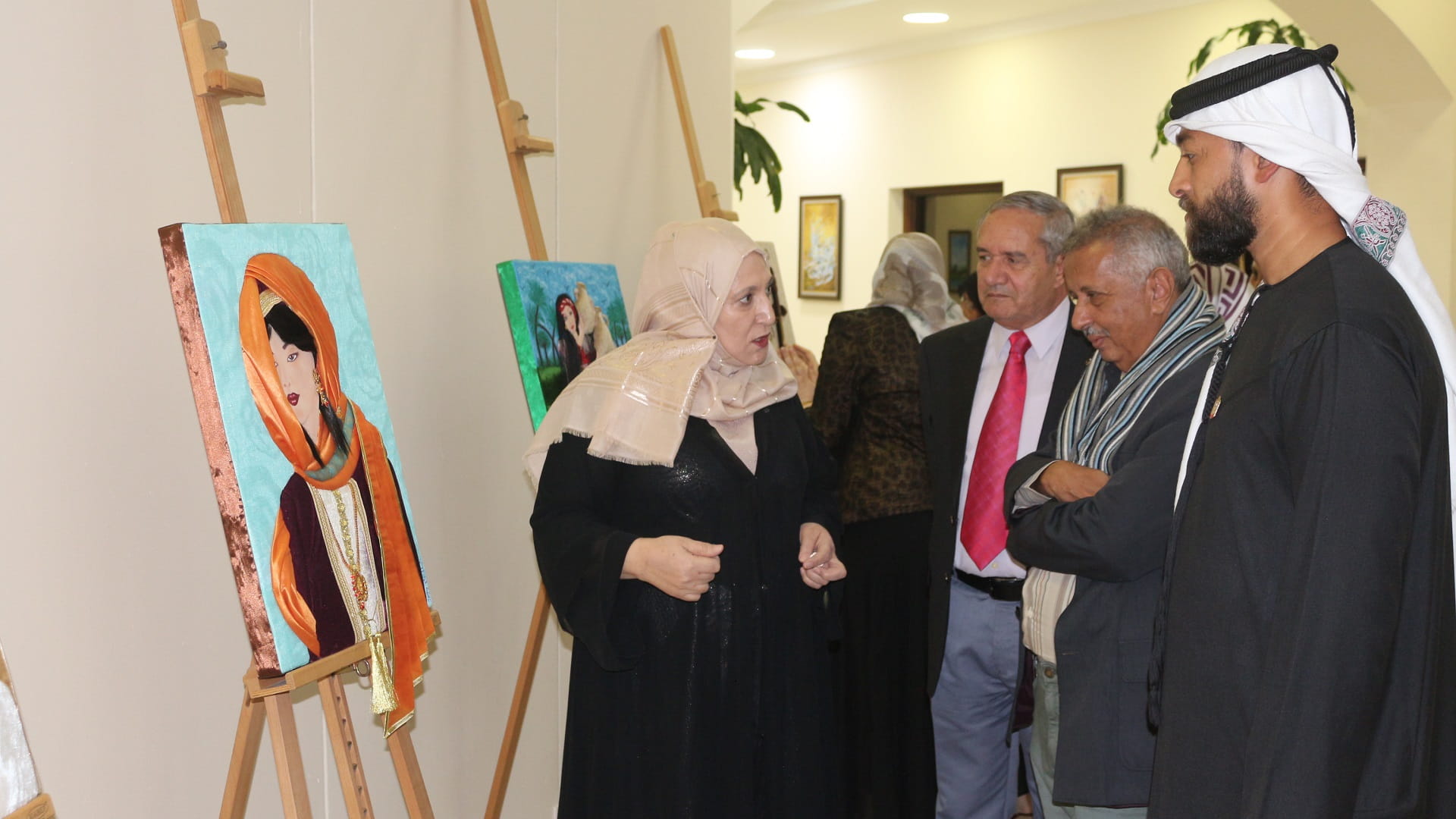 صورة بعنوان: النادي الثقافي العربي بالشارقة ينظم معرضاً تشكيلياً لفن الترقيع 