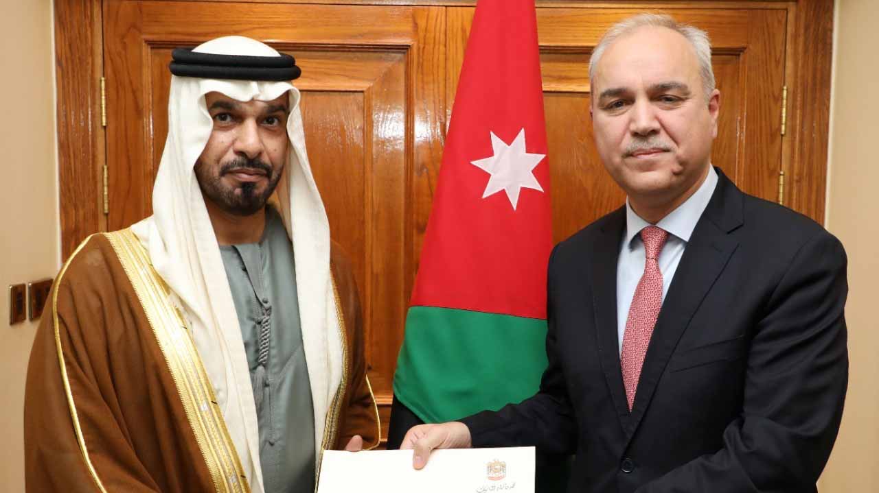 صورة بعنوان: سفير الدولة يقدم نسخة من أوراق اعتماده إلى الخارجية الأردنية 